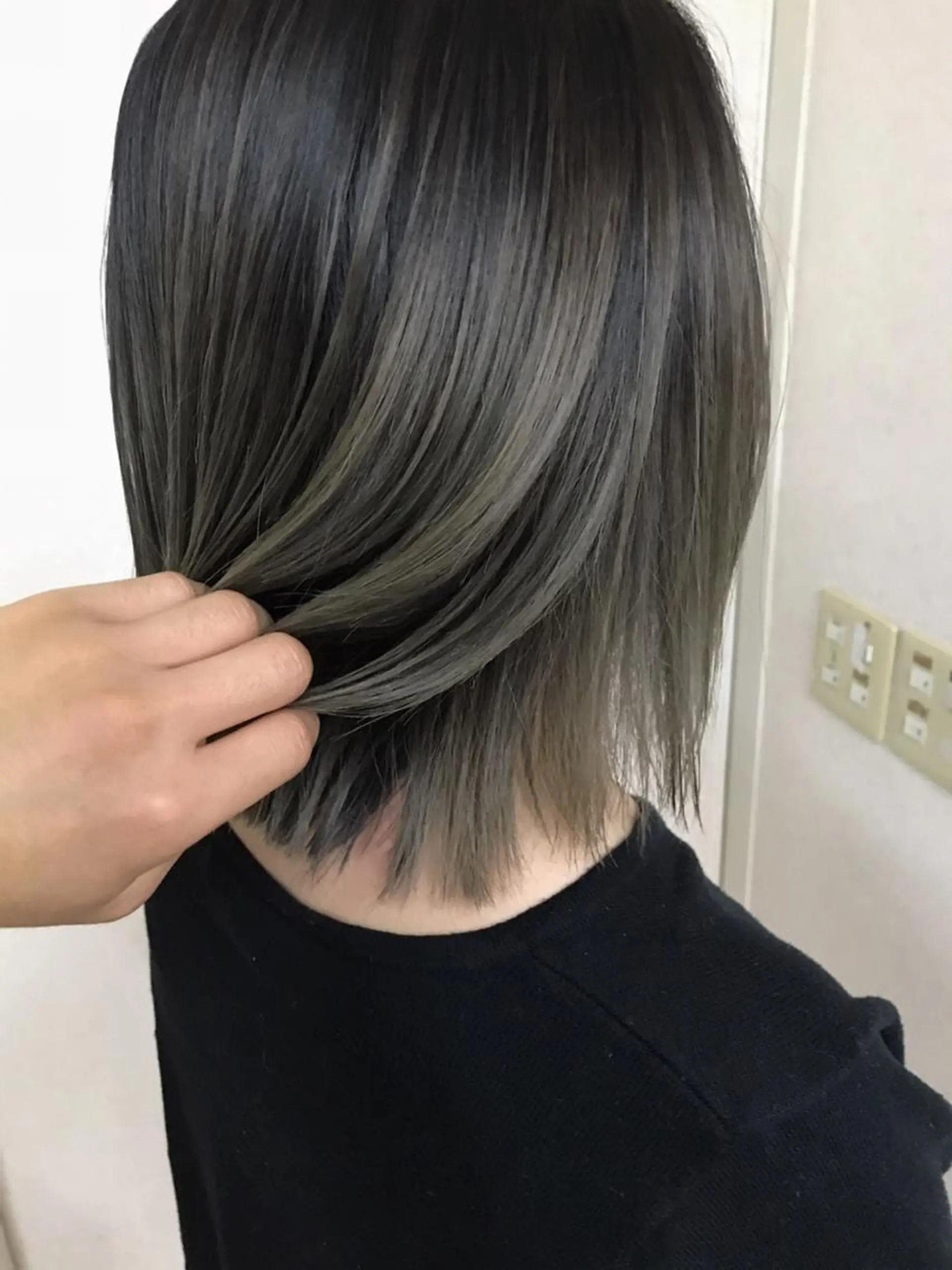 ミディアム カラー バレイヤージュ グラデーションカラー グレージュ ハイライトカラー ミルクティーグレージュ ヘアカラー トリートメント 三輪 太一のヘアスタイル