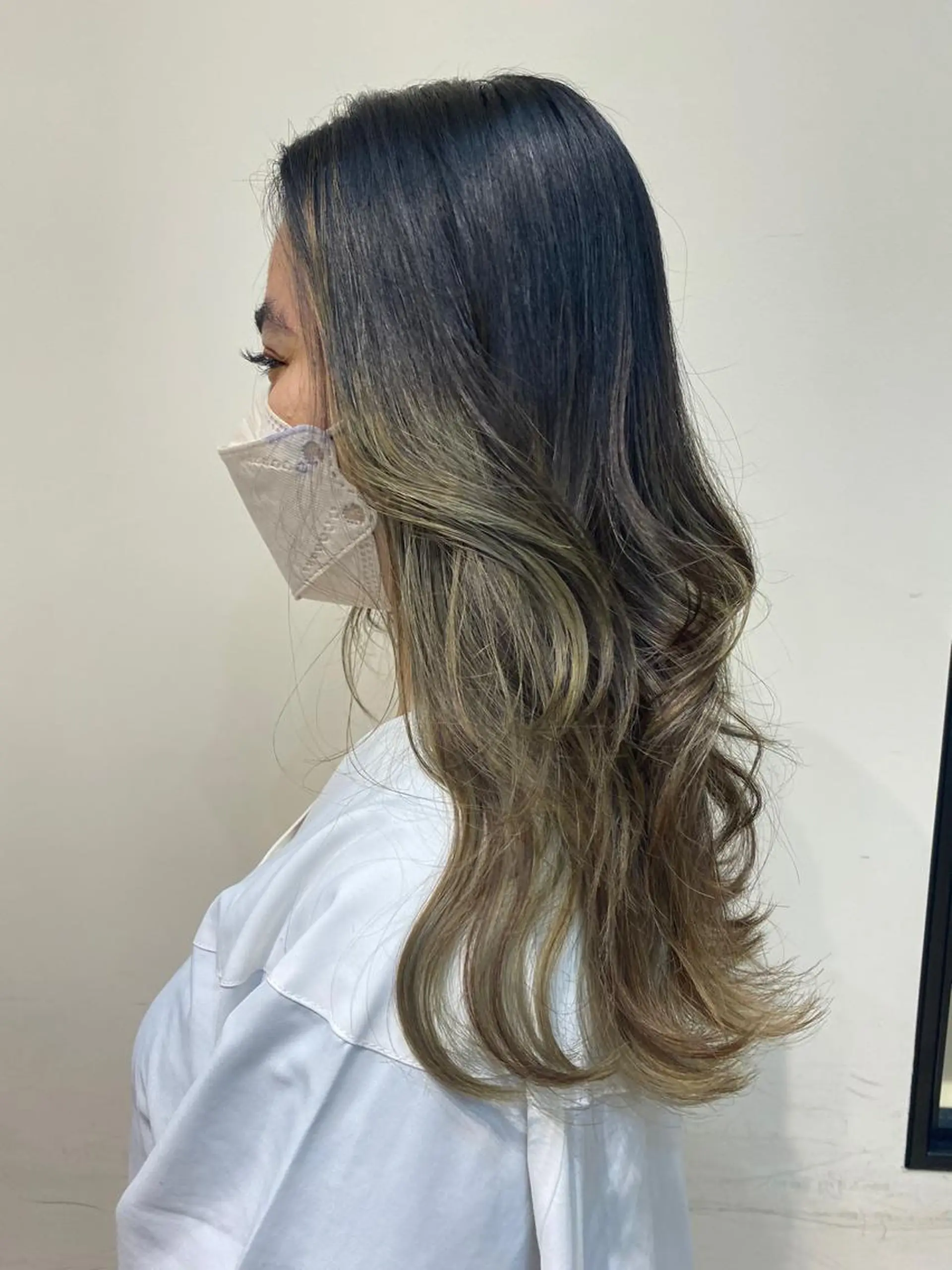 ロング カラー アッシュ バレイヤージュ ベージュカラー ブリーチ ハイライトカラー ヘアカラー トリートメント 艶•透明感カラー フィーシーのヘアスタイル