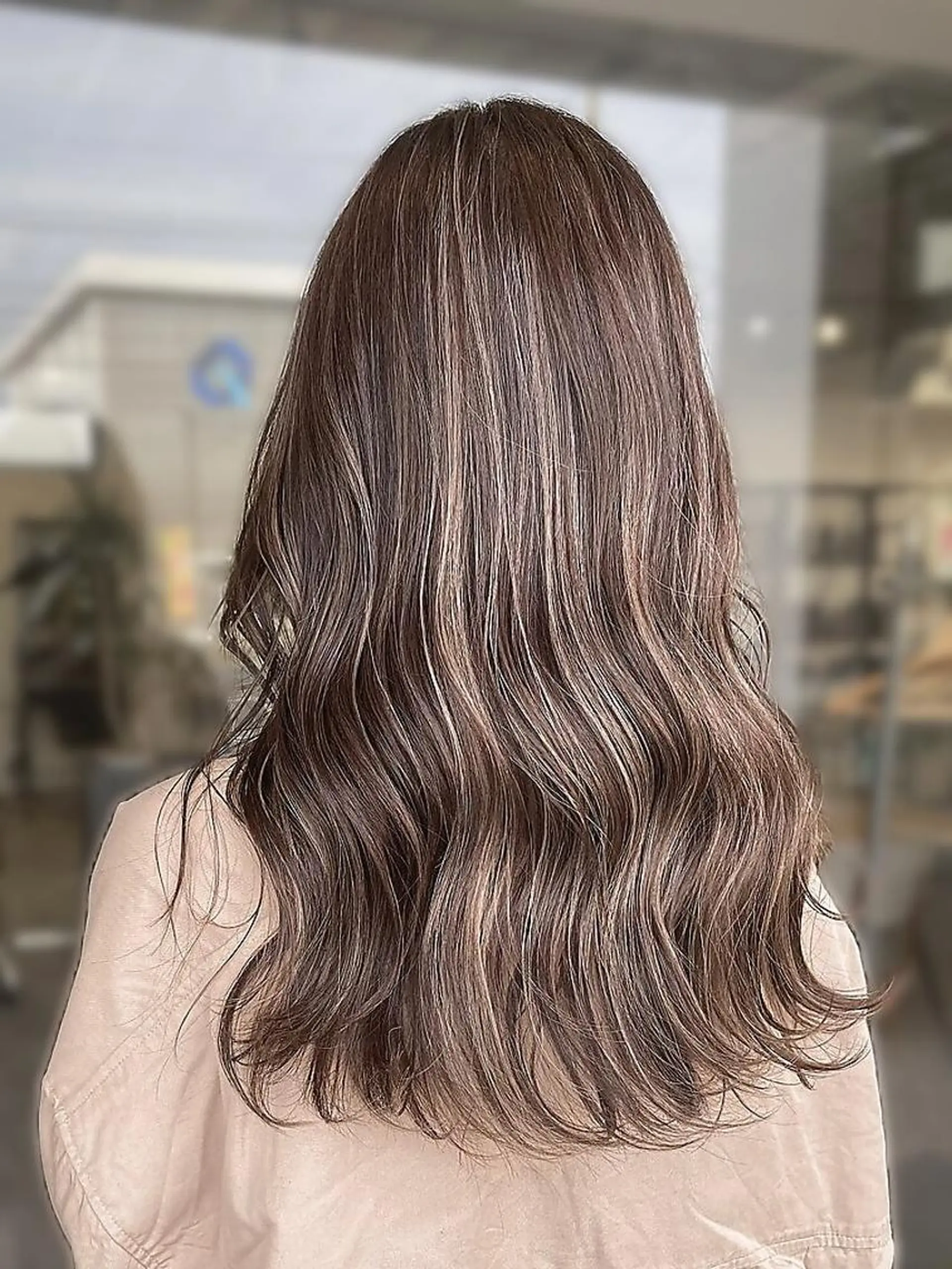 ミディアム カット ヘアカラー 岡田 拓真のヘアスタイル