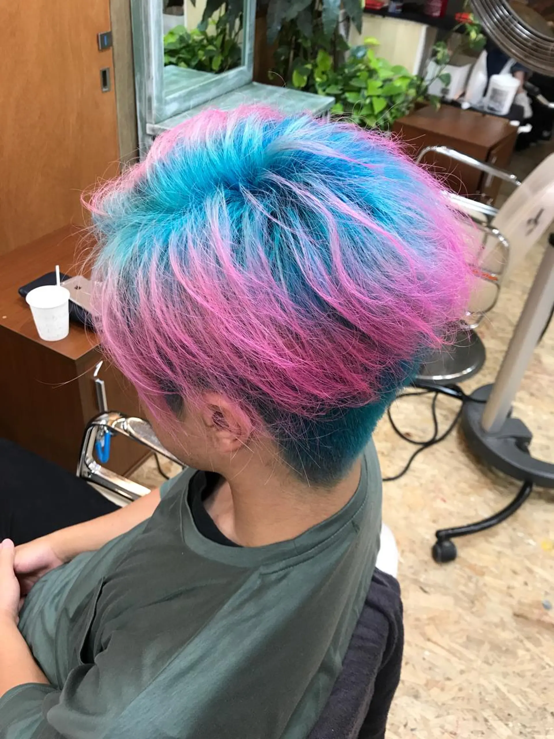 ショート カラー メンズ グラデーションカラー ピンクカラー 平尾 拓也のヘアスタイル