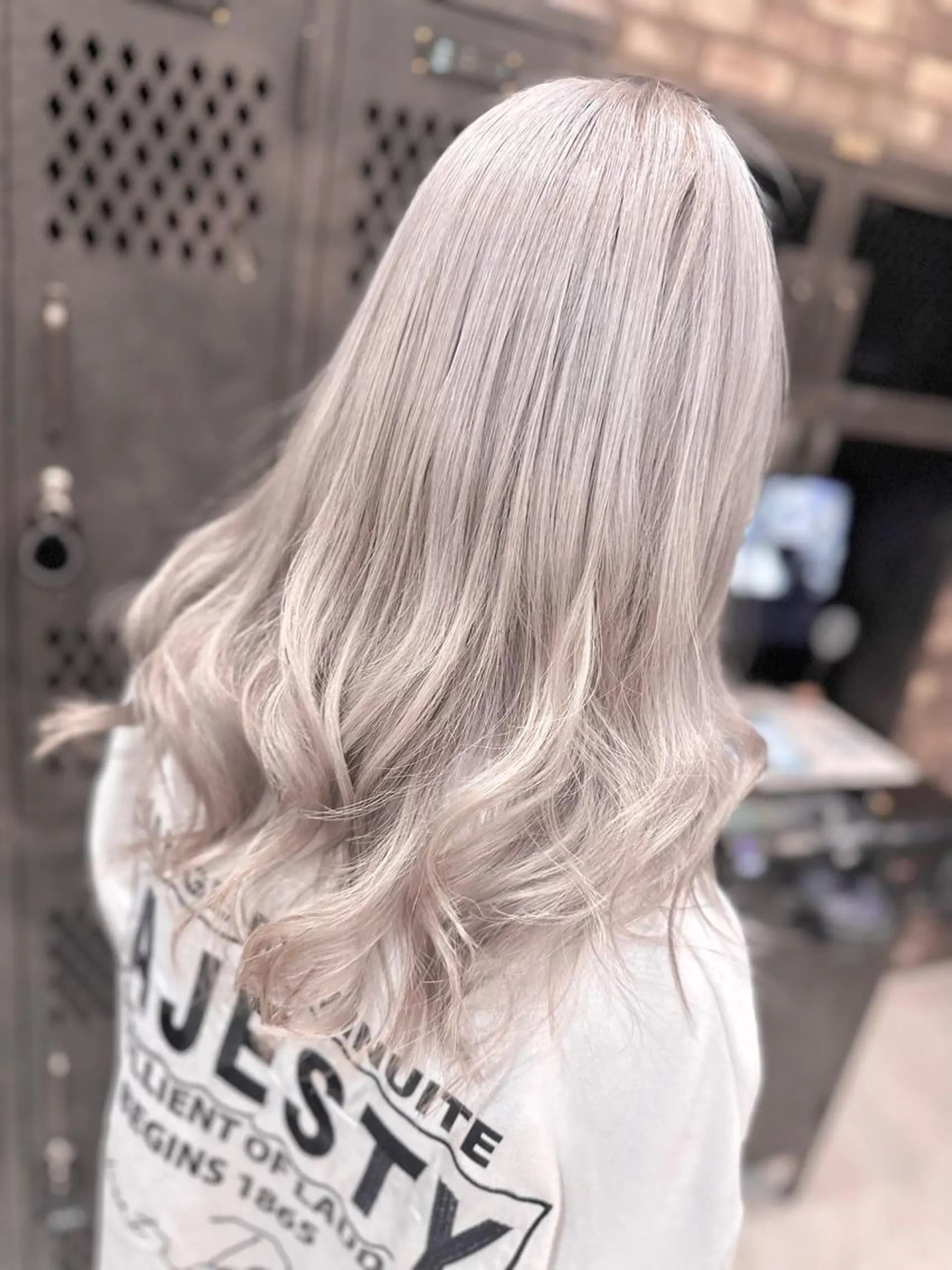 セミロング 🔷ブリーチバレイヤ ージュ🔷飯野達也のヘアスタイル