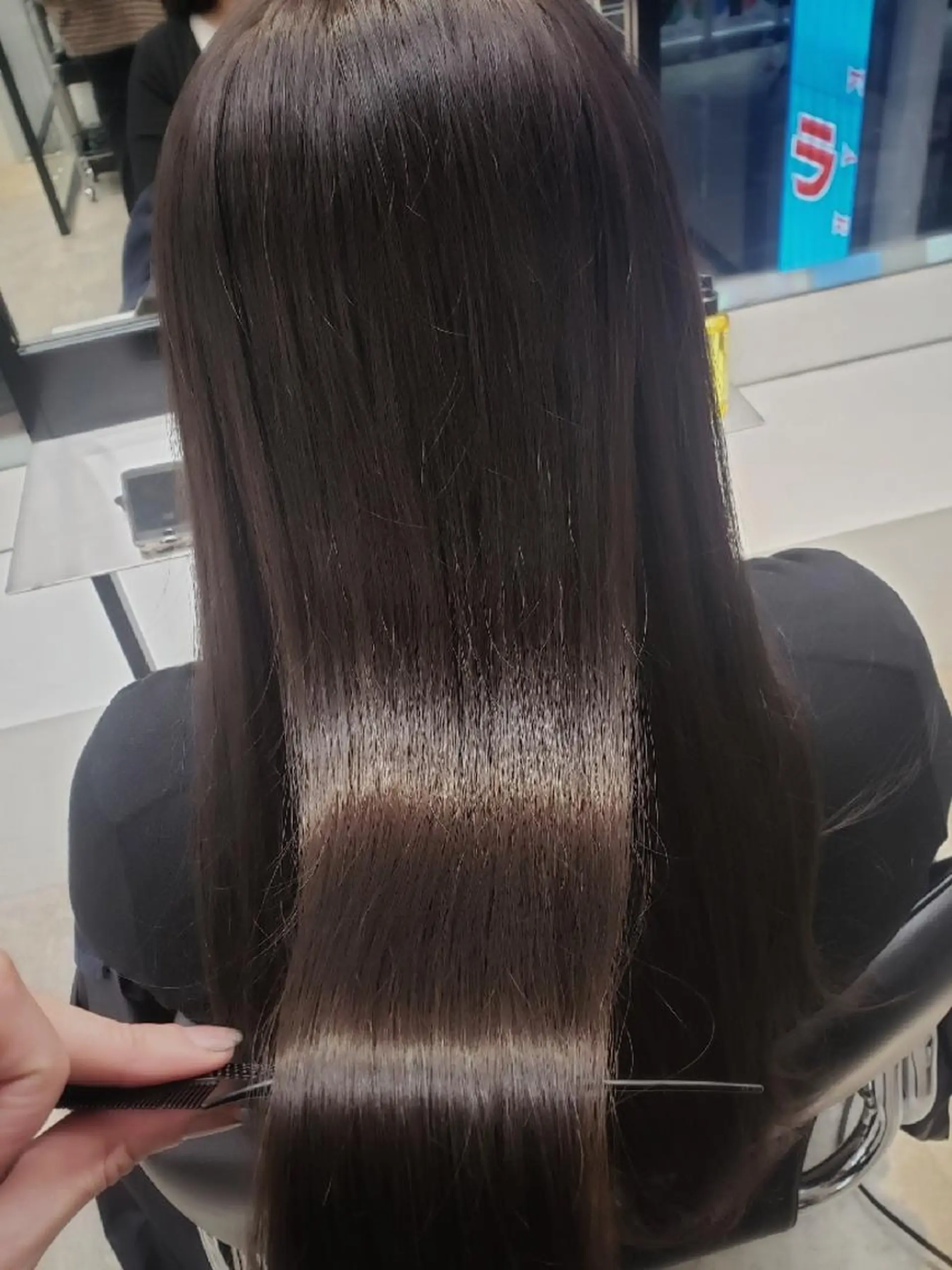 セミロング カラー 艶髪／オリーブ系／ 肌が綺麗に見えるお色のヘアスタイル