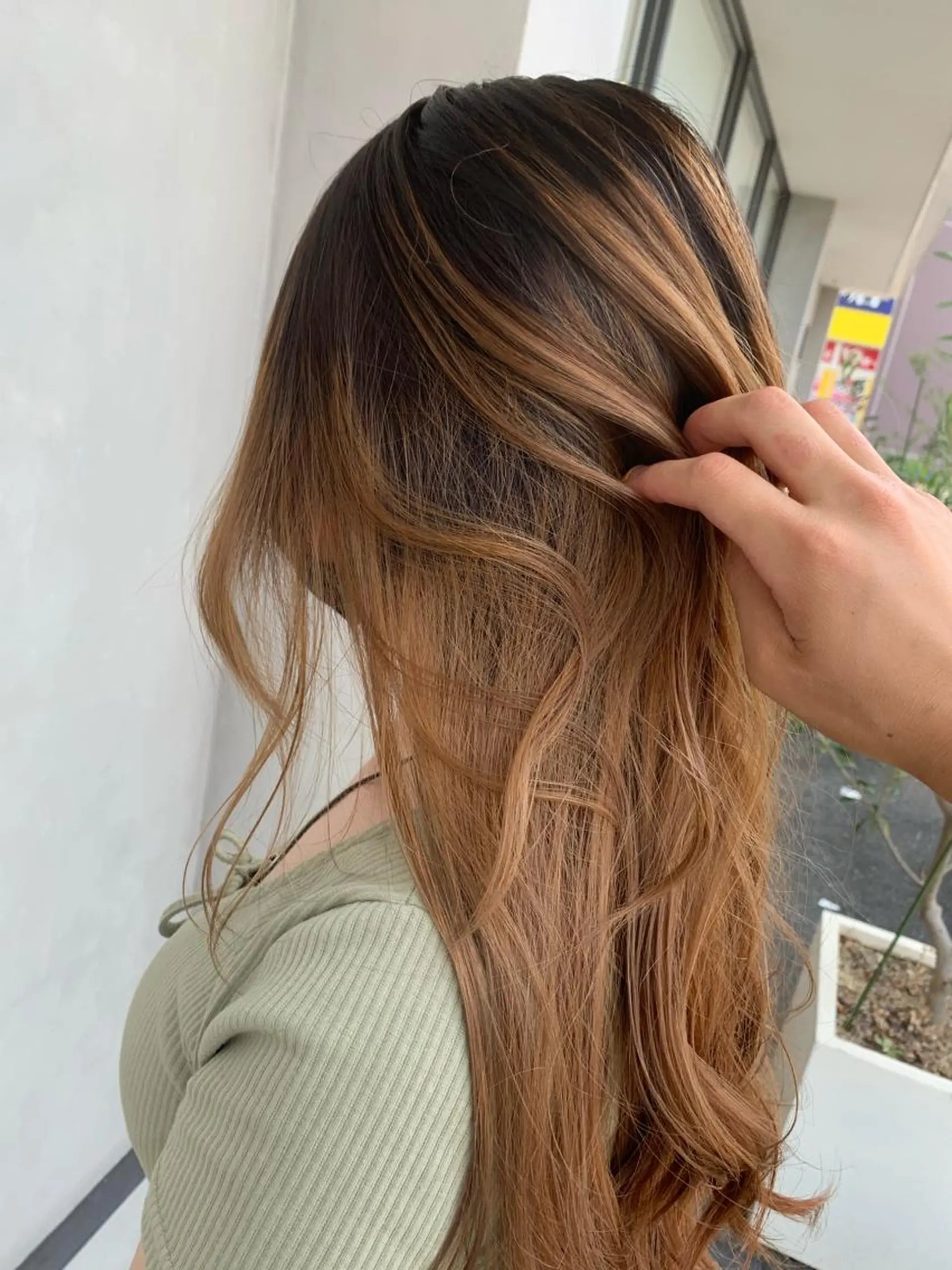 ロング カラー ベージュカラー グラデーションカラー ミルクティーベージュ 名古屋／デザイン／ ブリーチ/松井亮磨のヘアスタイル