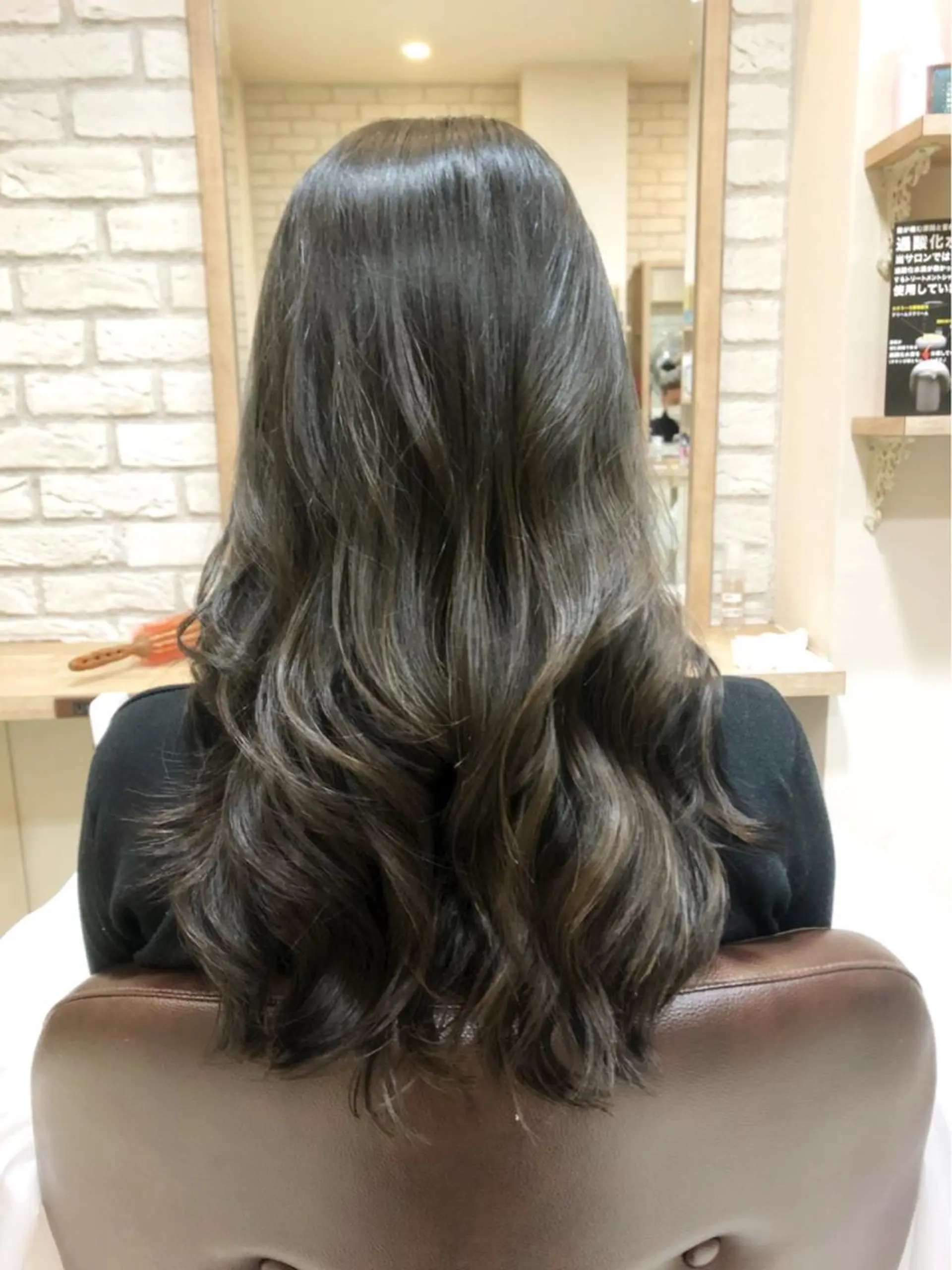 ロング カラー ブリーチ ダークグレー ブリーチなしカラー オリーブグレー シルバー 清水 有実子のヘアスタイル