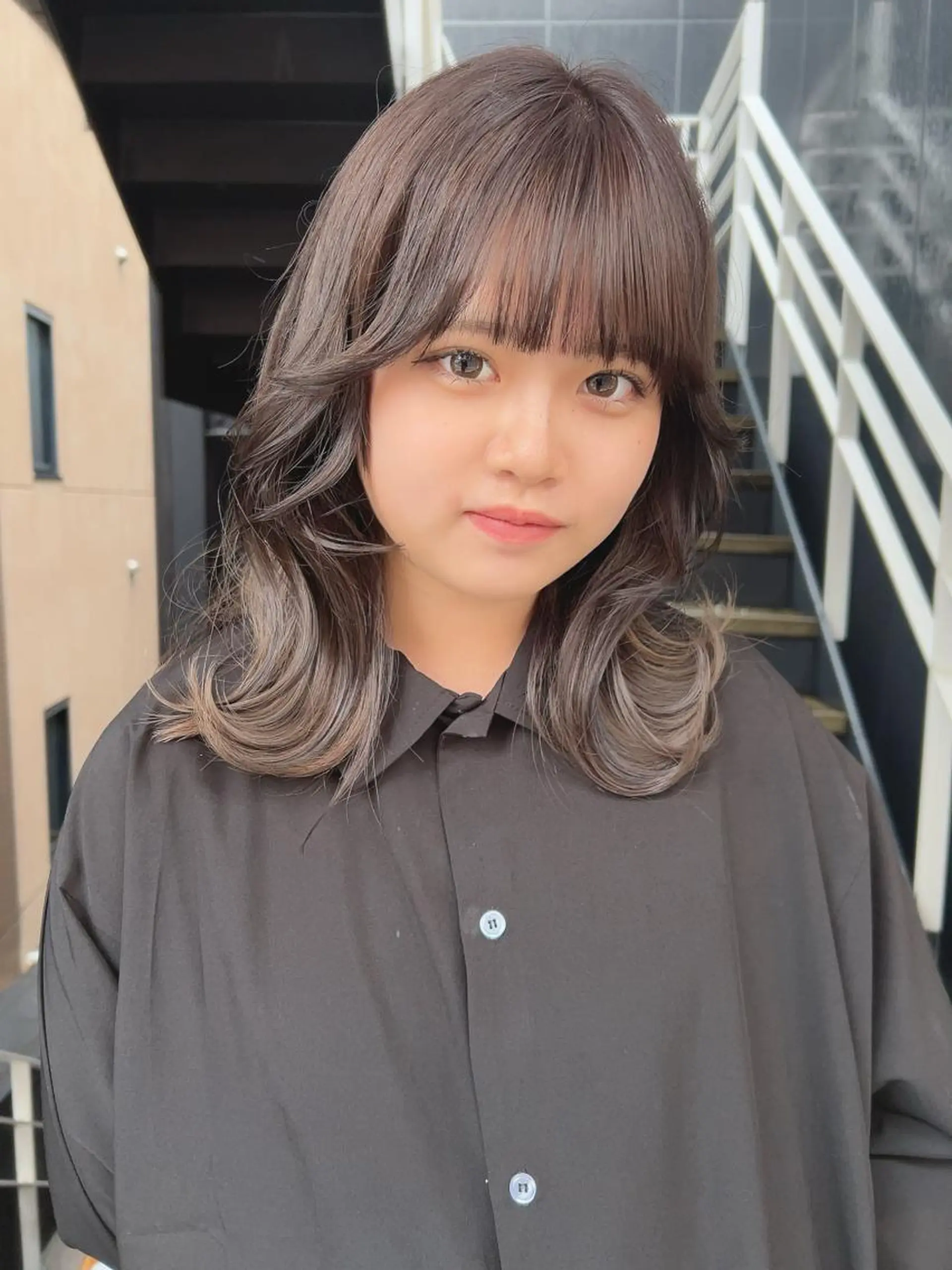 ショート ヘアカラー トリートメント 韓国🇰🇷レイヤー カットオリーブカラーのヘアスタイル