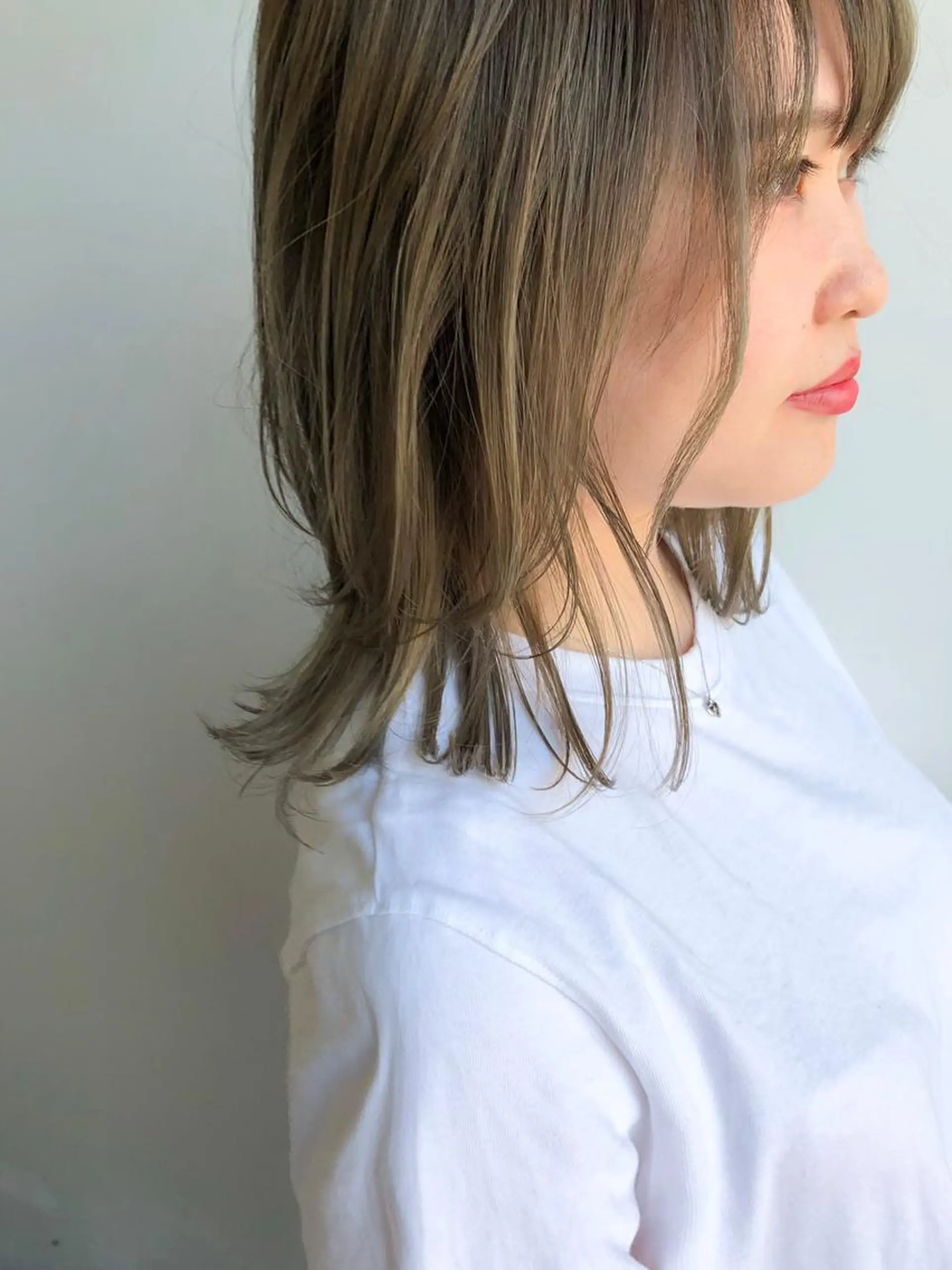 ミディアム カラー グレージュ オリーブグレージュ オリーブグレー wカラー 指名No1かけるのヘアスタイル