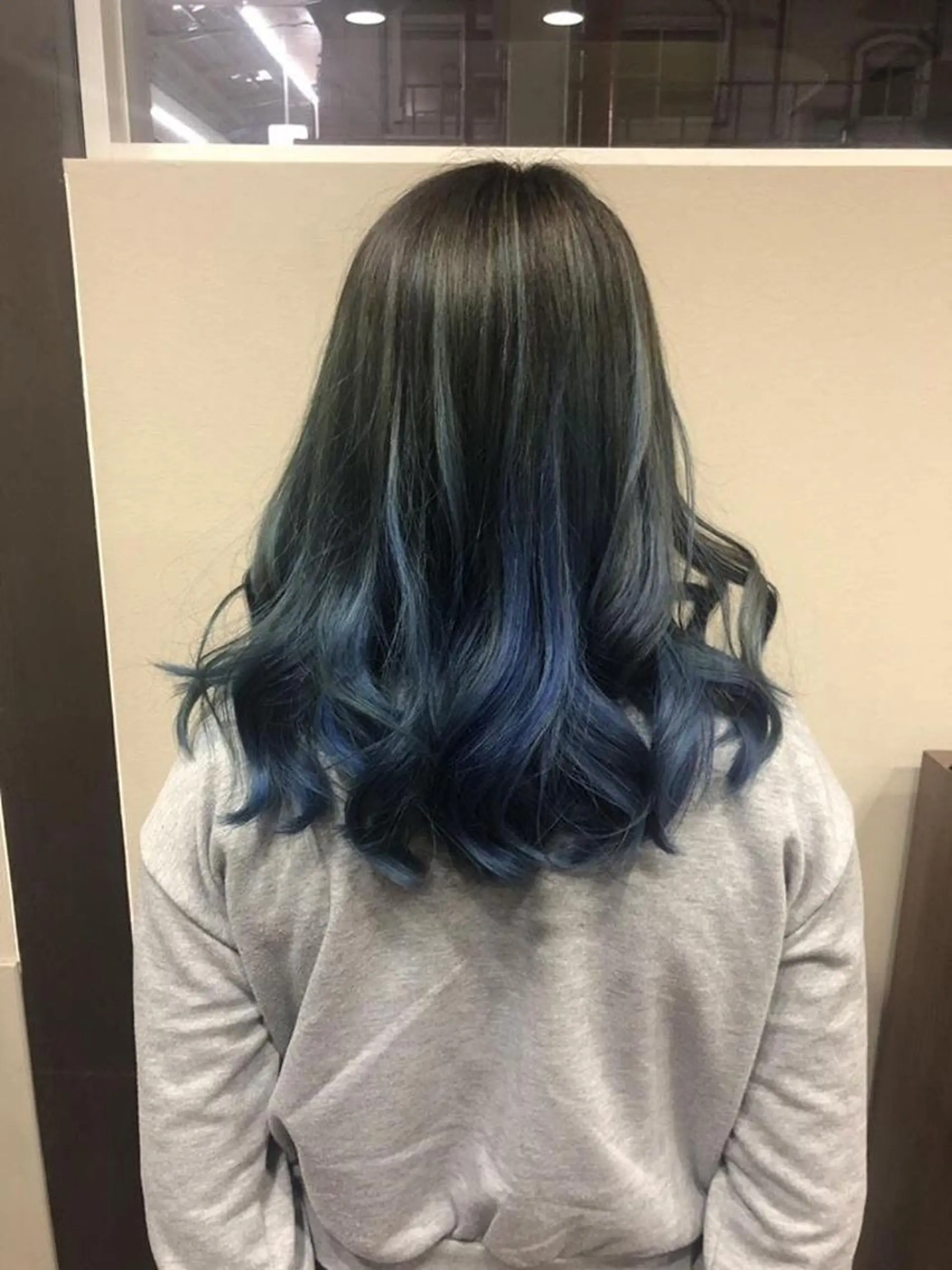 ミディアム カラー バレイヤージュ ブルーカラー レイヤーカット 東條 克義のヘアスタイル