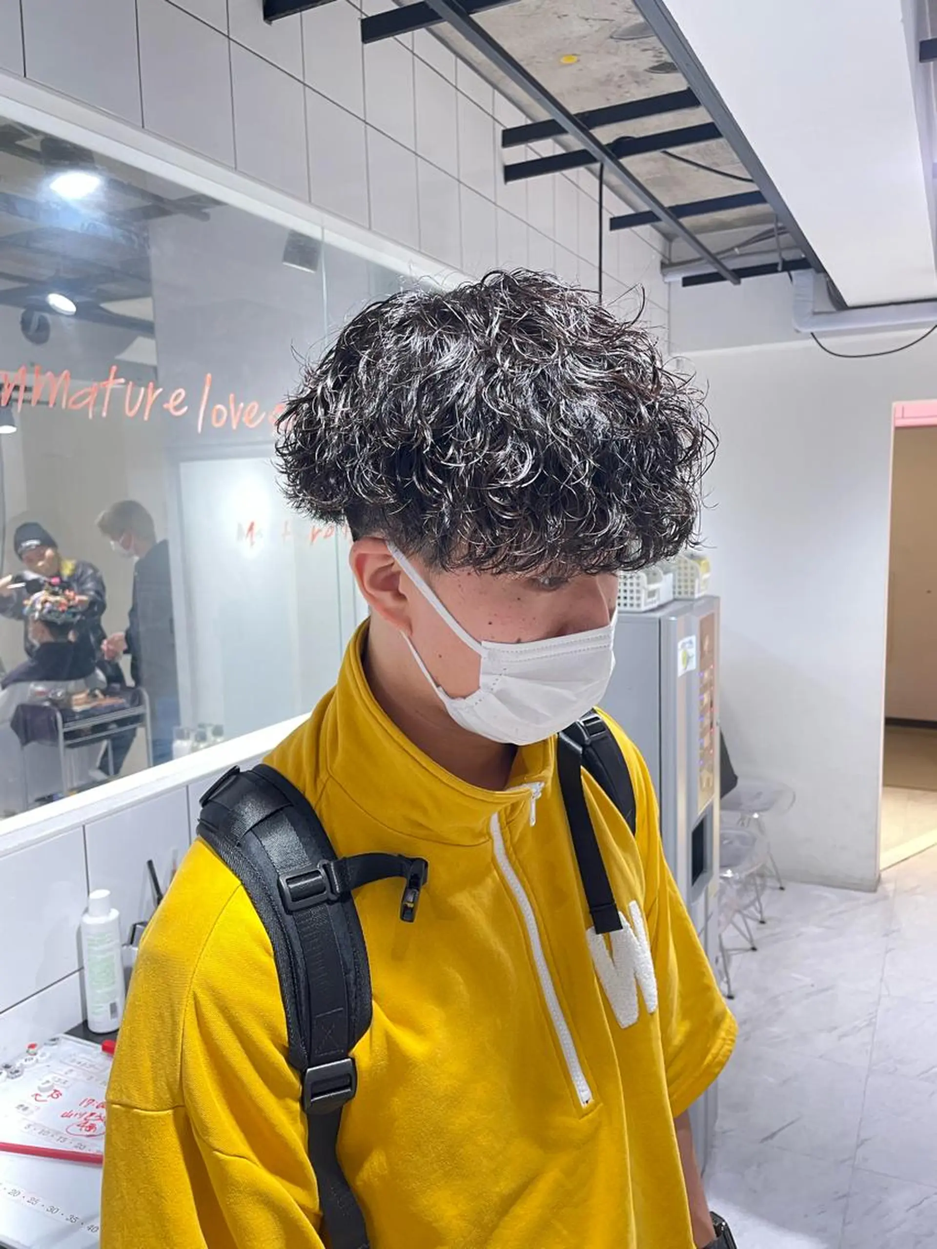 ショート カラー パーマ ヘアアレンジ メンズ アイブロウ メンズブリーチ センターパート メンズハイライト メンズハイトーン マッシュウルフ カット パーマ トリートメント ヘッドスパ ヘアセット スパイキー/フェザー /波巻き/かいとのヘアスタイル