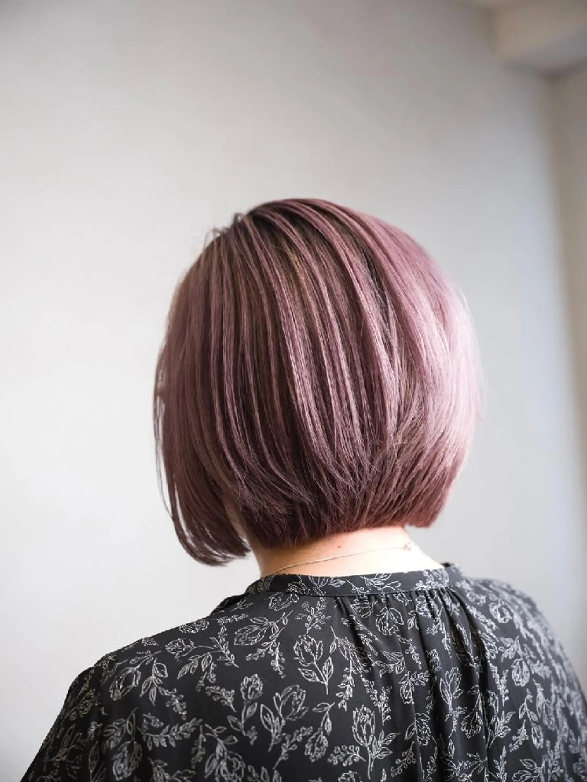 ショート ボブレイヤー パープルカラー ボブ レイヤーカット トリートメント カット ヘアカラー トリートメント 安藤悠里/ハイトーン /デザインカラーのヘアスタイル