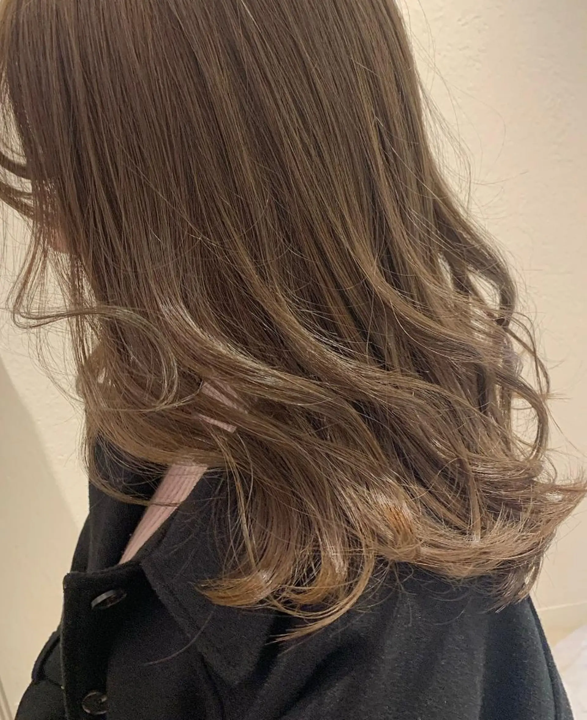 ロング カラー ブリーチ 佐藤 永夏のヘアスタイル