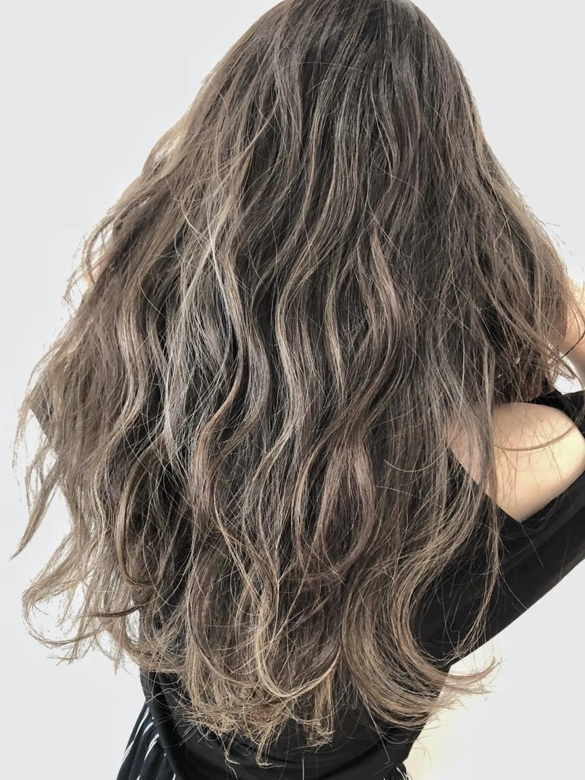 ロング カラー ハイライトカラー シルバー ハイライト ヘアカラー トリートメント 服部 樹季のヘアスタイル