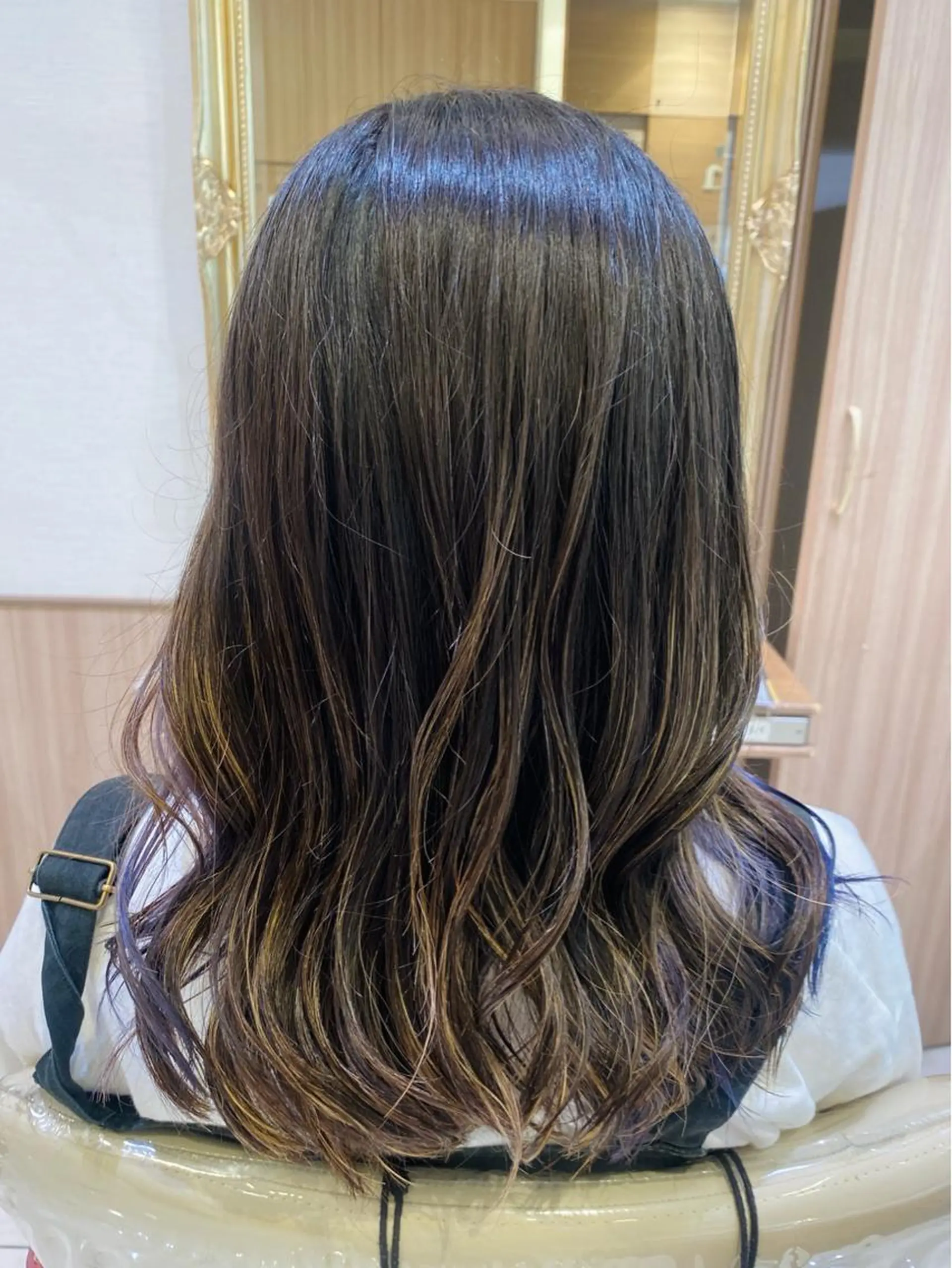 ミディアム カラー 古川 琴美のヘアスタイル