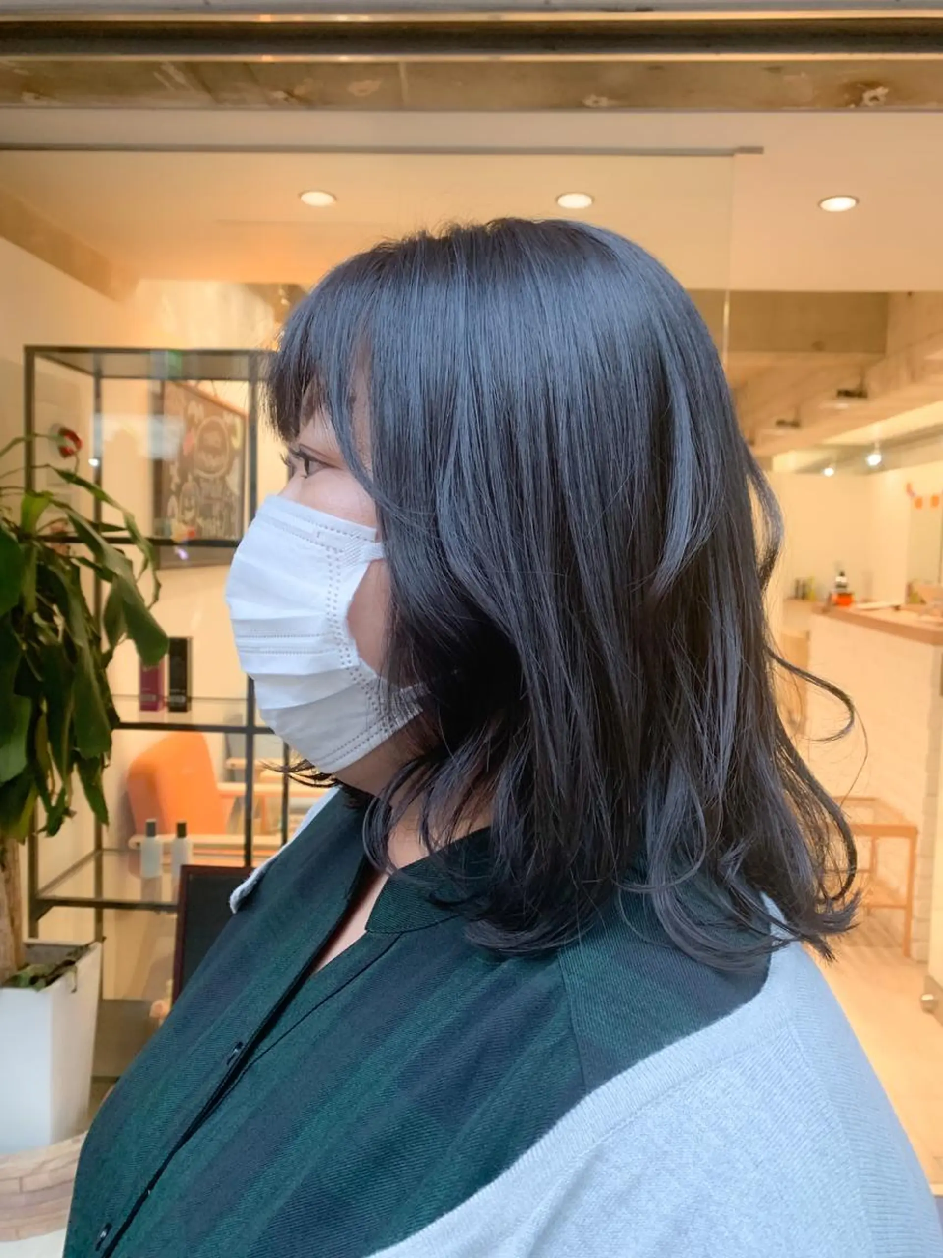 ミディアム カラー 黒髪 ブルーカラー ブルーブラック カット ヘアカラー えんどう みほのヘアスタイル