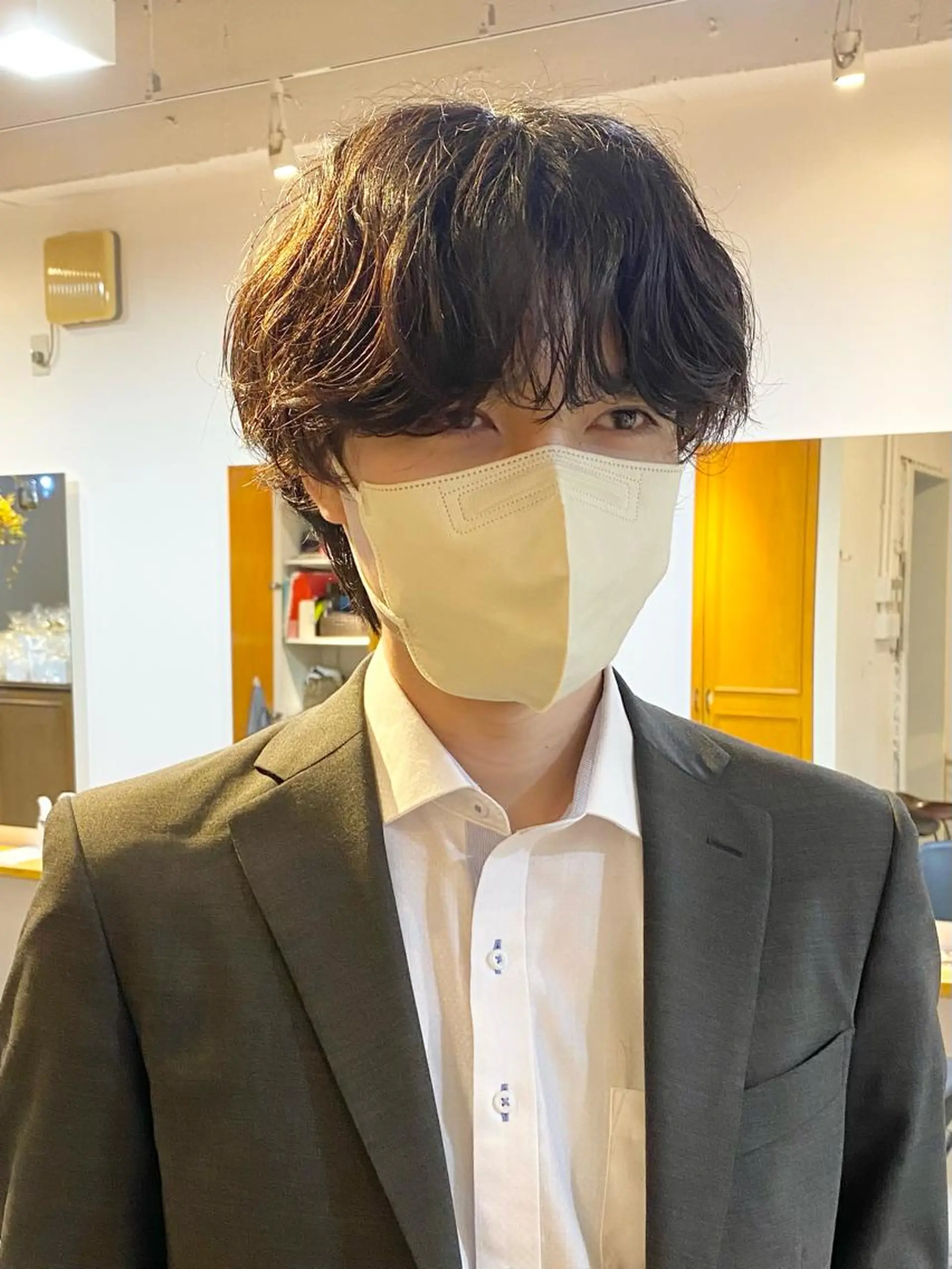 ミディアム パーマ メンズ ミディアムパーマ カルマパーマ マッシュ メンズパーマ シースルーマッシュ JINKIメンズ特化 メンズカットパーマのヘアスタイル