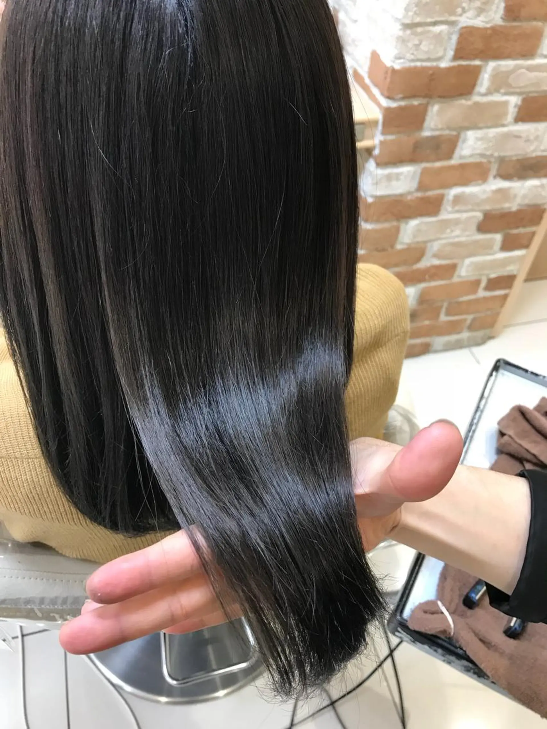 セミロング 店長ハイトーンカラー 柞山史奈のヘアスタイル