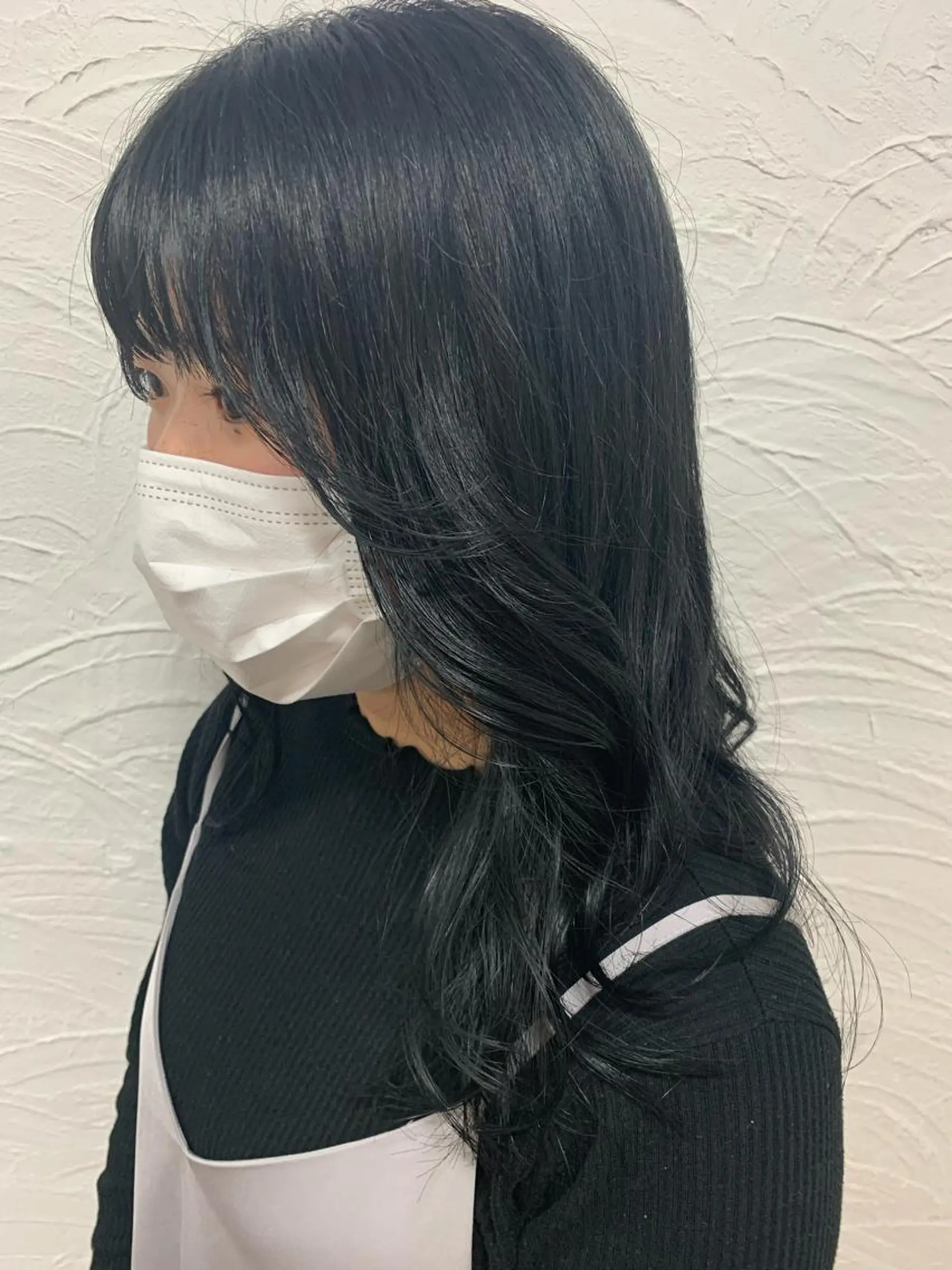 セミロング カラー 黒髪 ブルーカラー ブルーブラック 韓国風ヘア 菅野 愛のヘアスタイル