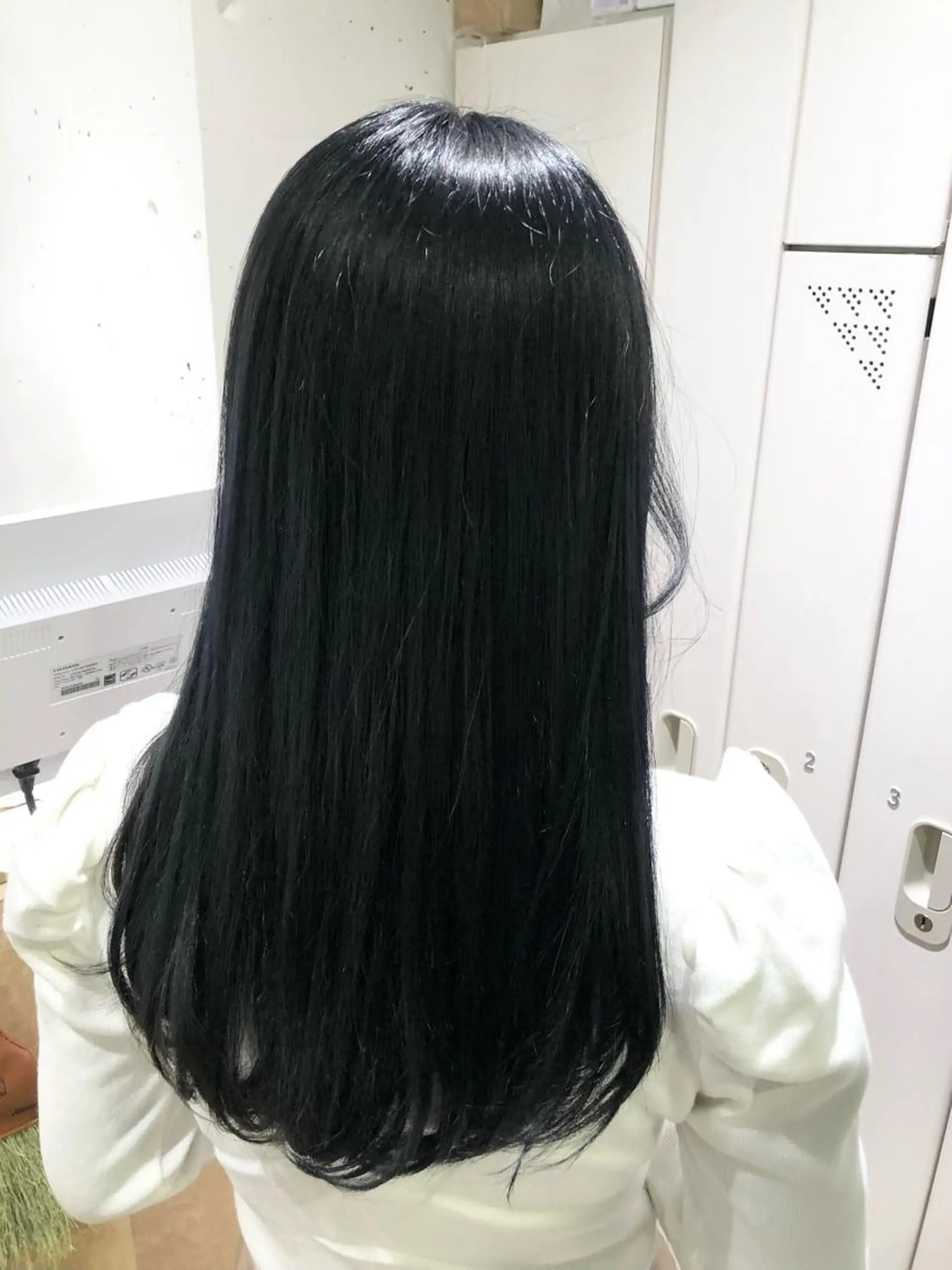 ロング カラー 黒髪 ブルーカラー ブルーブラック 透明感カラー ハイトーンカラー 田辺 黎花のヘアスタイル