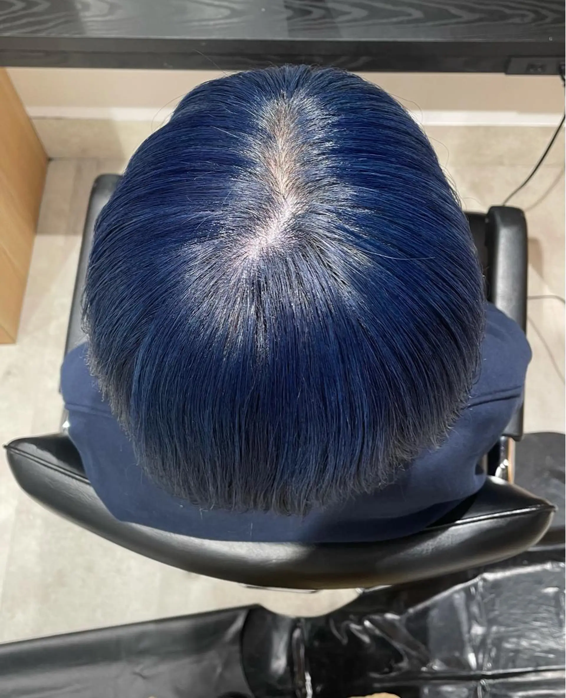 ミディアム カラー メンズ メンズブリーチ ブリーチ ブルーカラー ネイビーカラー 吉田一輝 外国人パーマのヘアスタイル