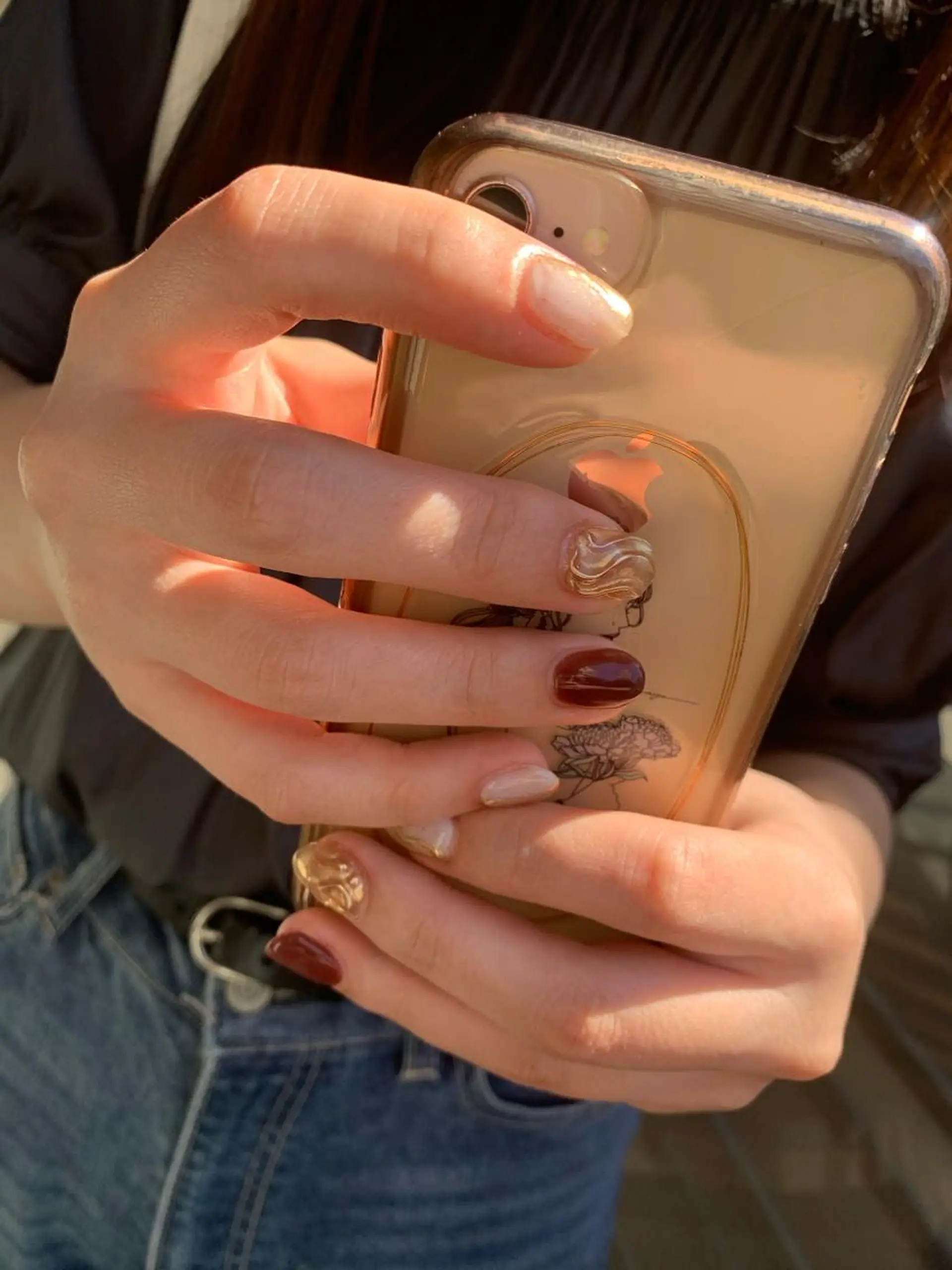 ネイル ブラウン ホワイト マキノ ユイのネイルデザイン