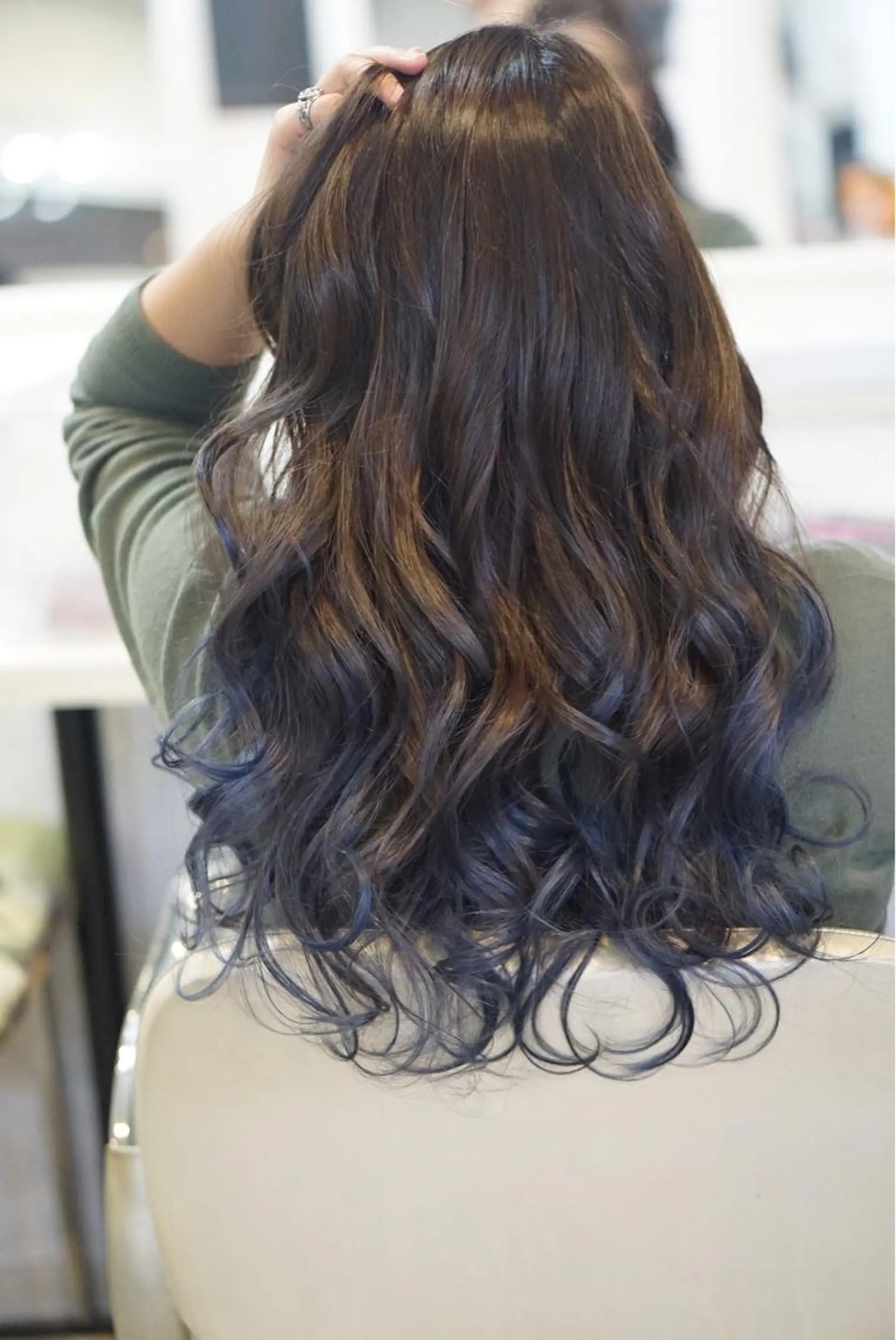 ミディアム セミロング ロング カラー アッシュ グラデーションカラー パープルカラー パープルアッシュ ヘアカラー トリートメント 枝毛カット＆髪質改善 満足NO.1岡しゃんのヘアスタイル