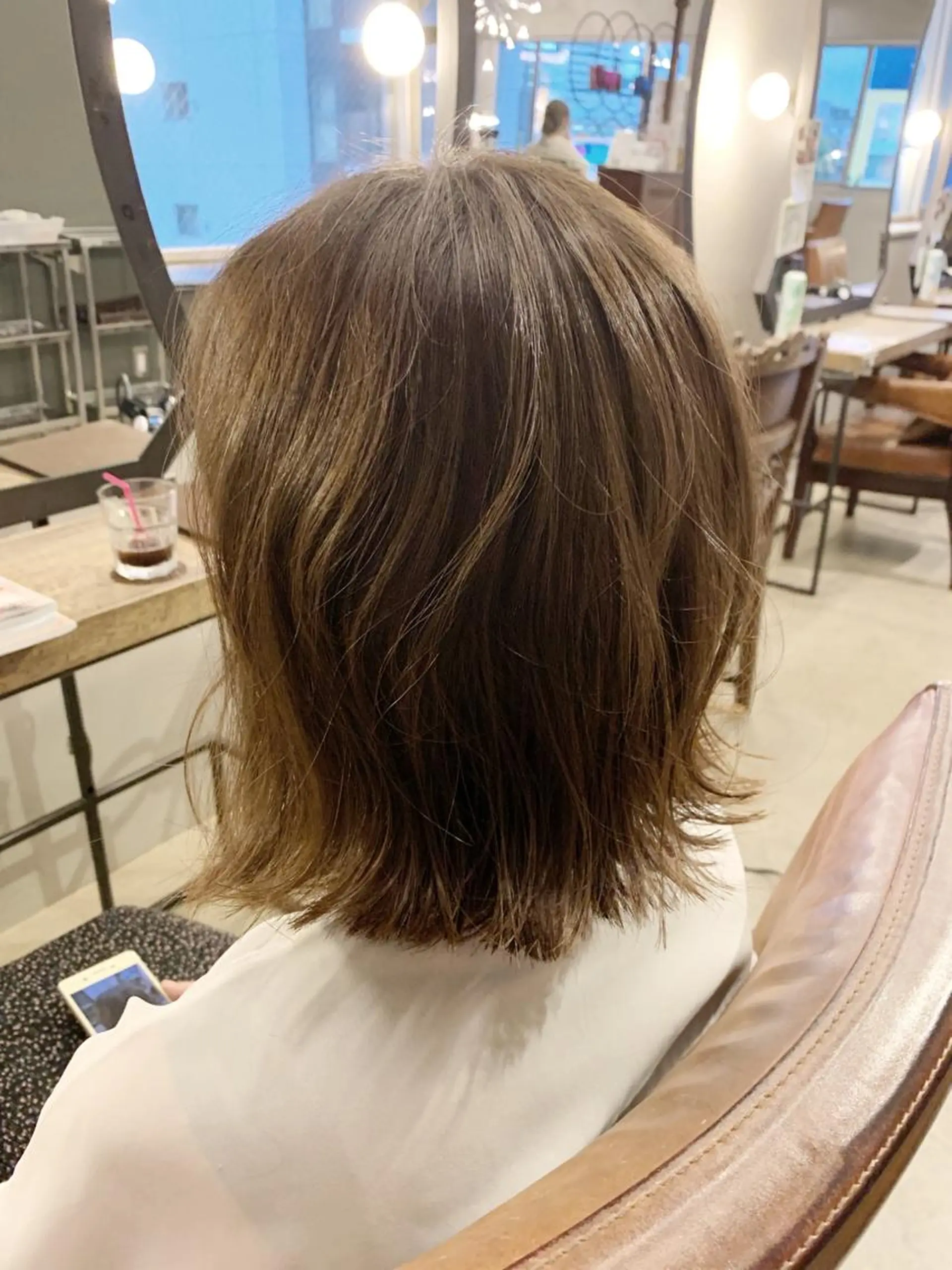 ミディアム ハイライト 外ハネヘア 佐藤 美紅のヘアスタイル