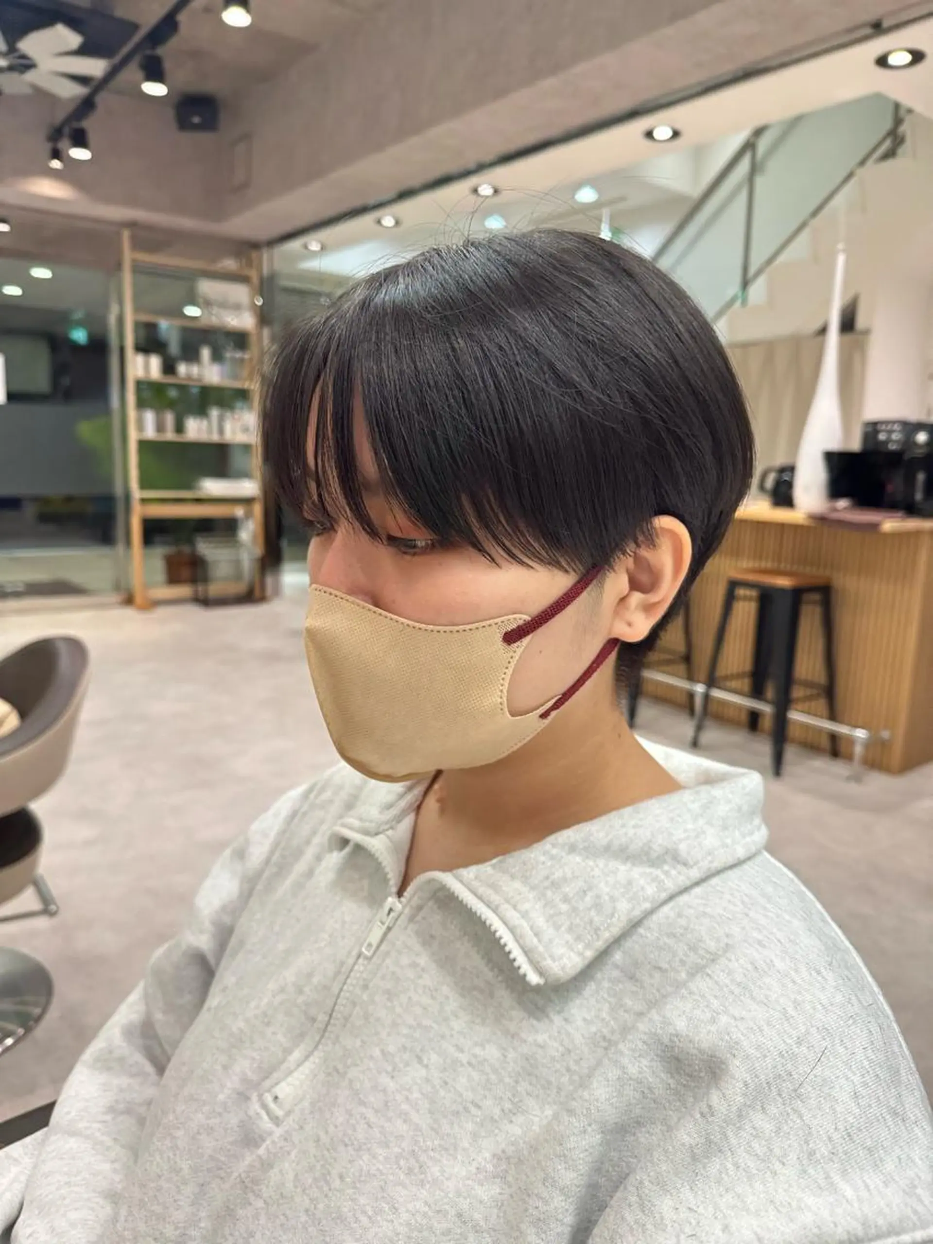 ショート カット レイヤー/顔まわり カット/地毛風カラーのヘアスタイル