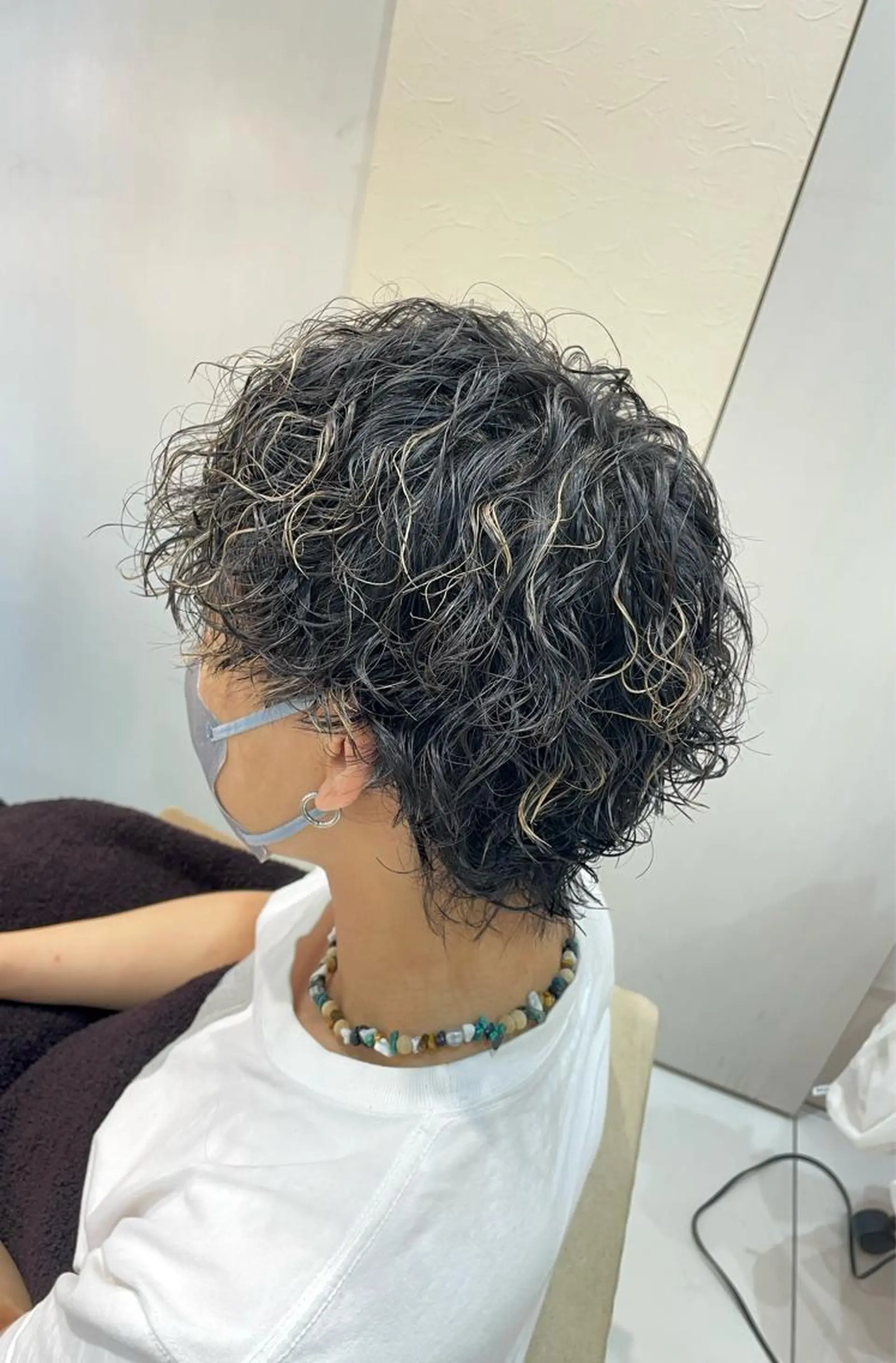 ミディアム パーマ メンズ ミディアムパーマ メンズブリーチ メンズパーマ くせ毛 スパイラルパーマ 本厚木｜縮毛矯正/ 髪質改善/専門サロンのヘアスタイル