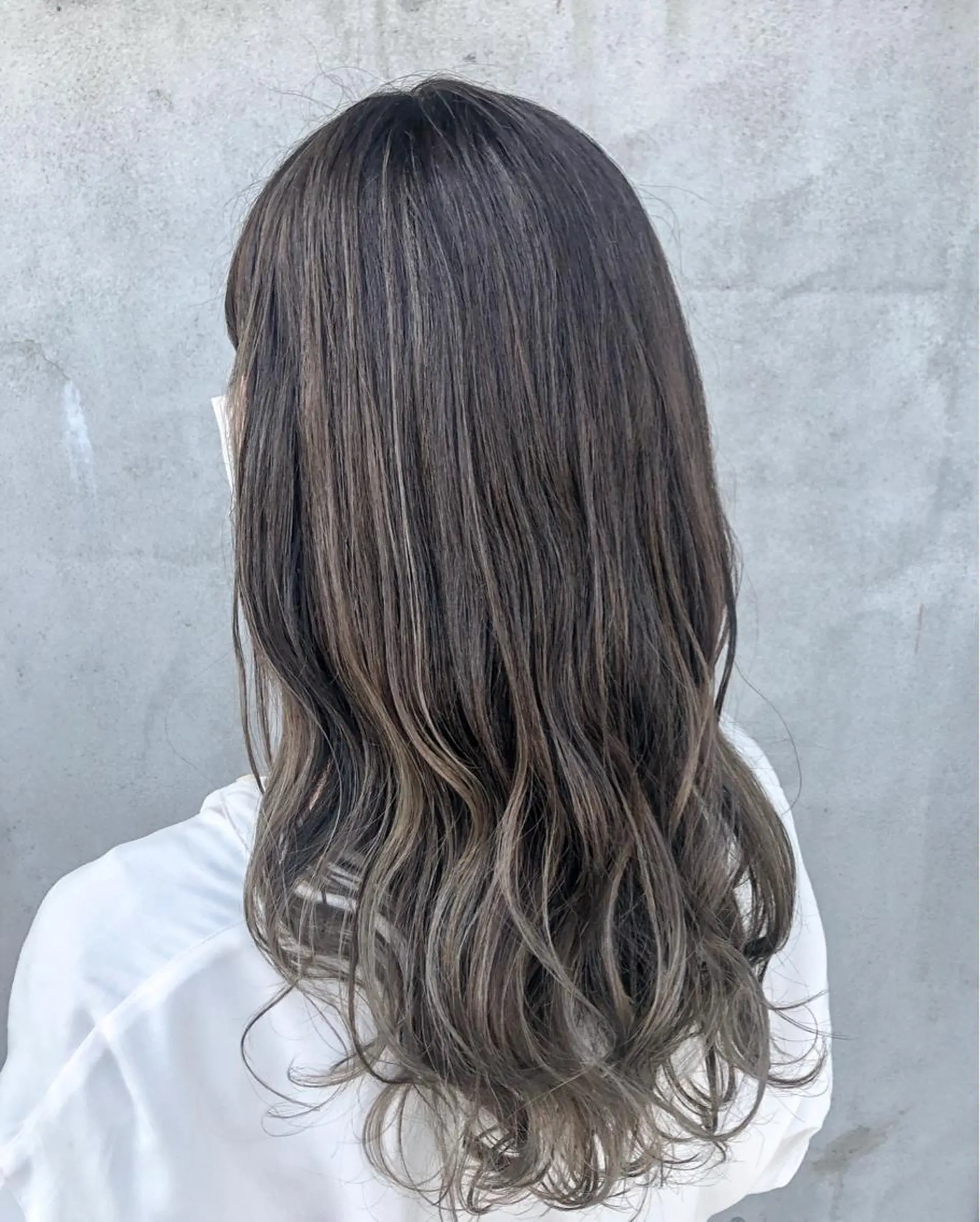 ロング カラー バレイヤージュ グレージュ レイヤーカット 佐藤 美聡のヘアスタイル