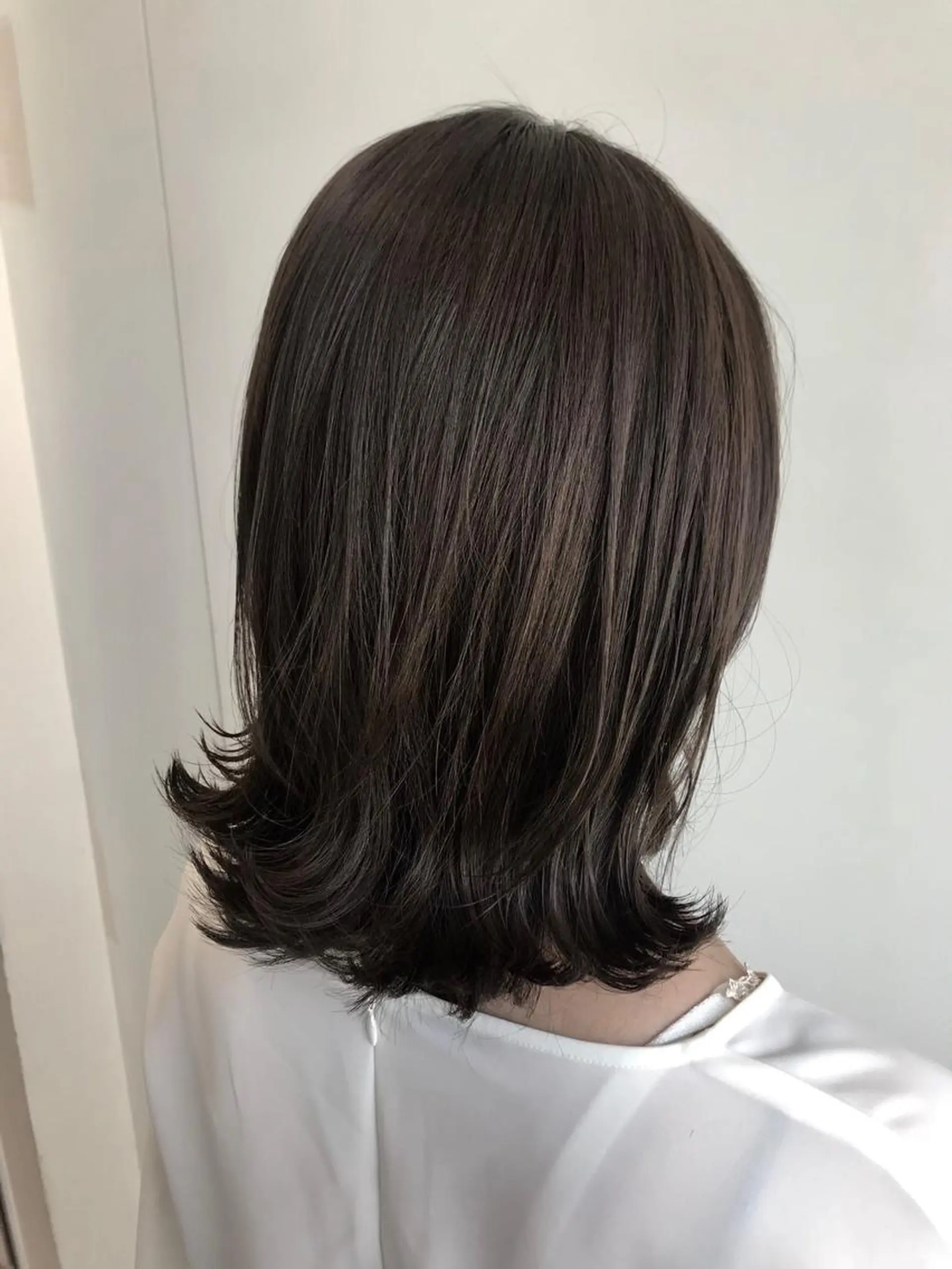 ミディアム カラー グレージュ 外ハネヘア 中塚 義人のヘアスタイル