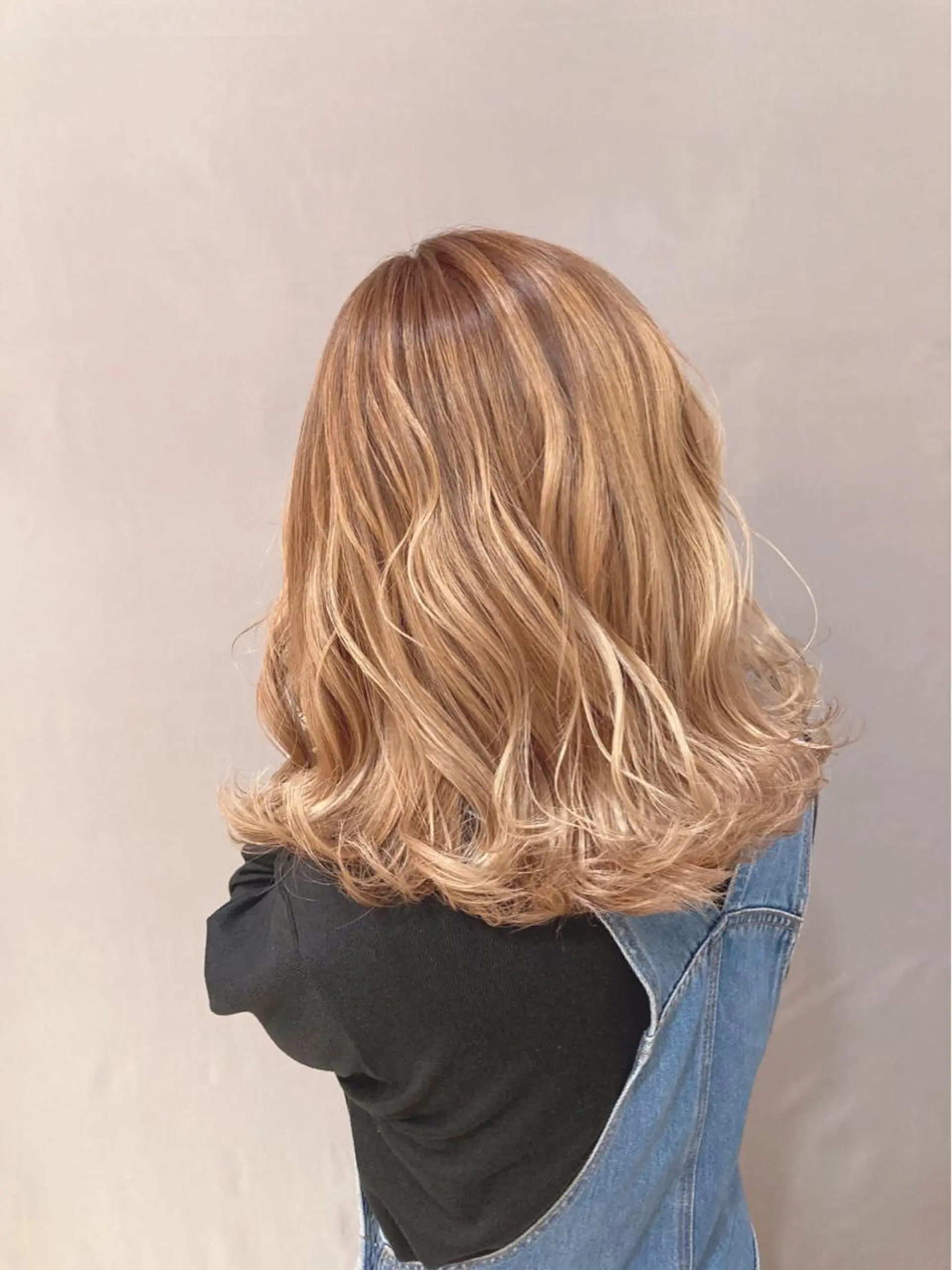 ミディアム カラー 宮原 佳苗のヘアスタイル