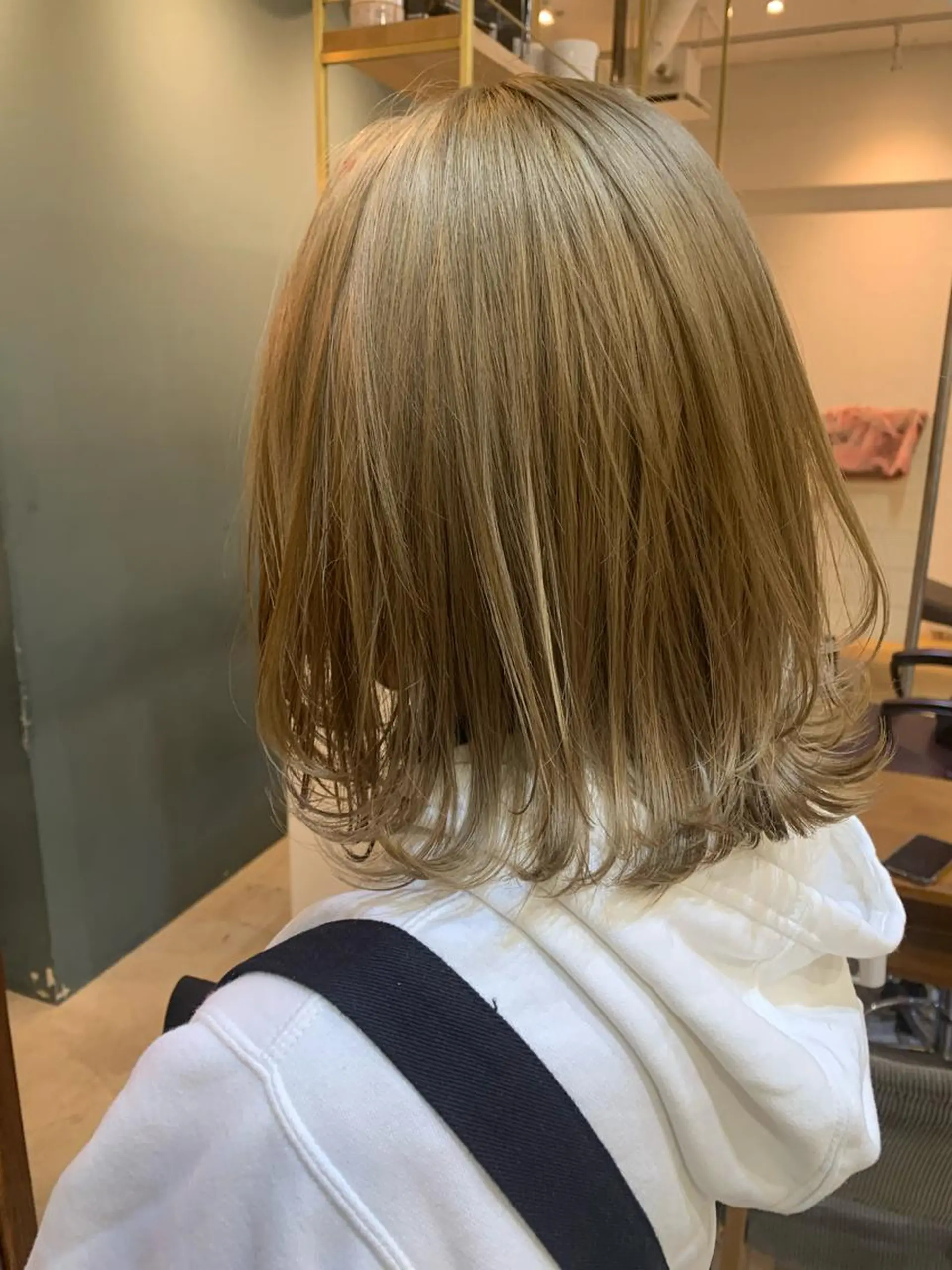 ミディアム カラー ベージュカラー ブリーチ ホワイトベージュ ボブ レイヤーカット カット ヘアカラー トリートメント 中目黒🌼 🌼ハナのヘアスタイル