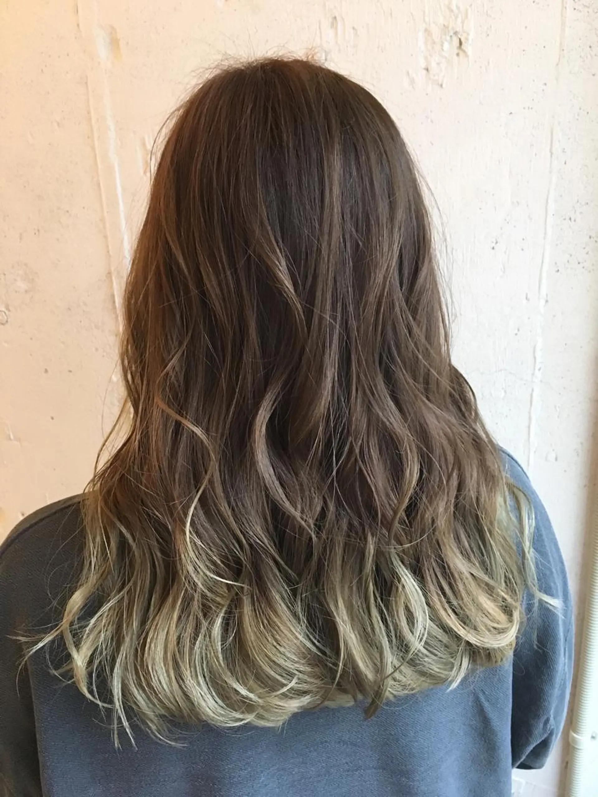 ロング カラー アッシュ ベージュカラー 透明感カラー グラデーションカラー レイヤー/大人メンズ パーマ🌀 平島拓也のヘアスタイル