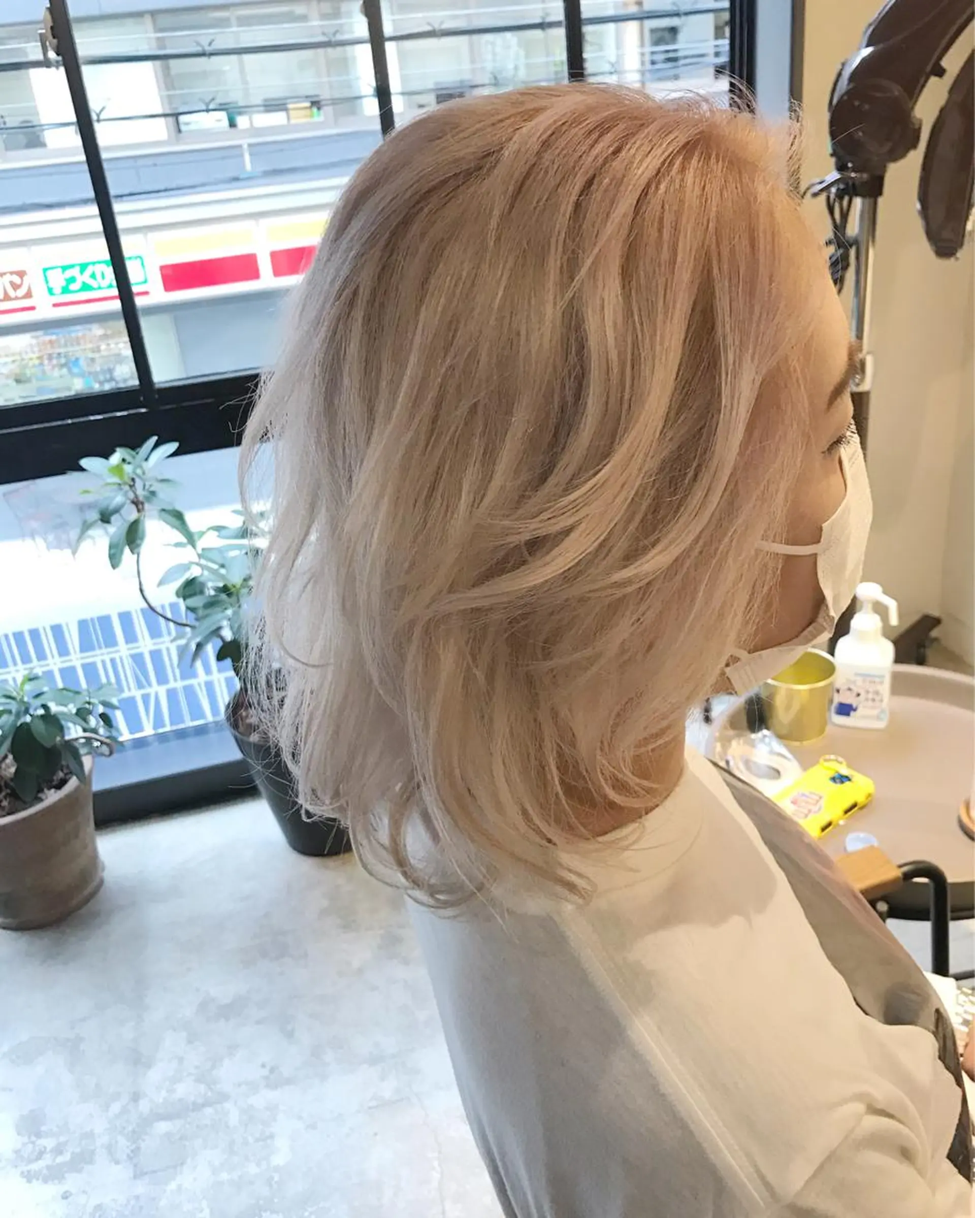 ミディアム カラー ベージュカラー ブリーチ ケアカラー ダブルカラー シルバー RHAIRSALON 西山梓のヘアスタイル