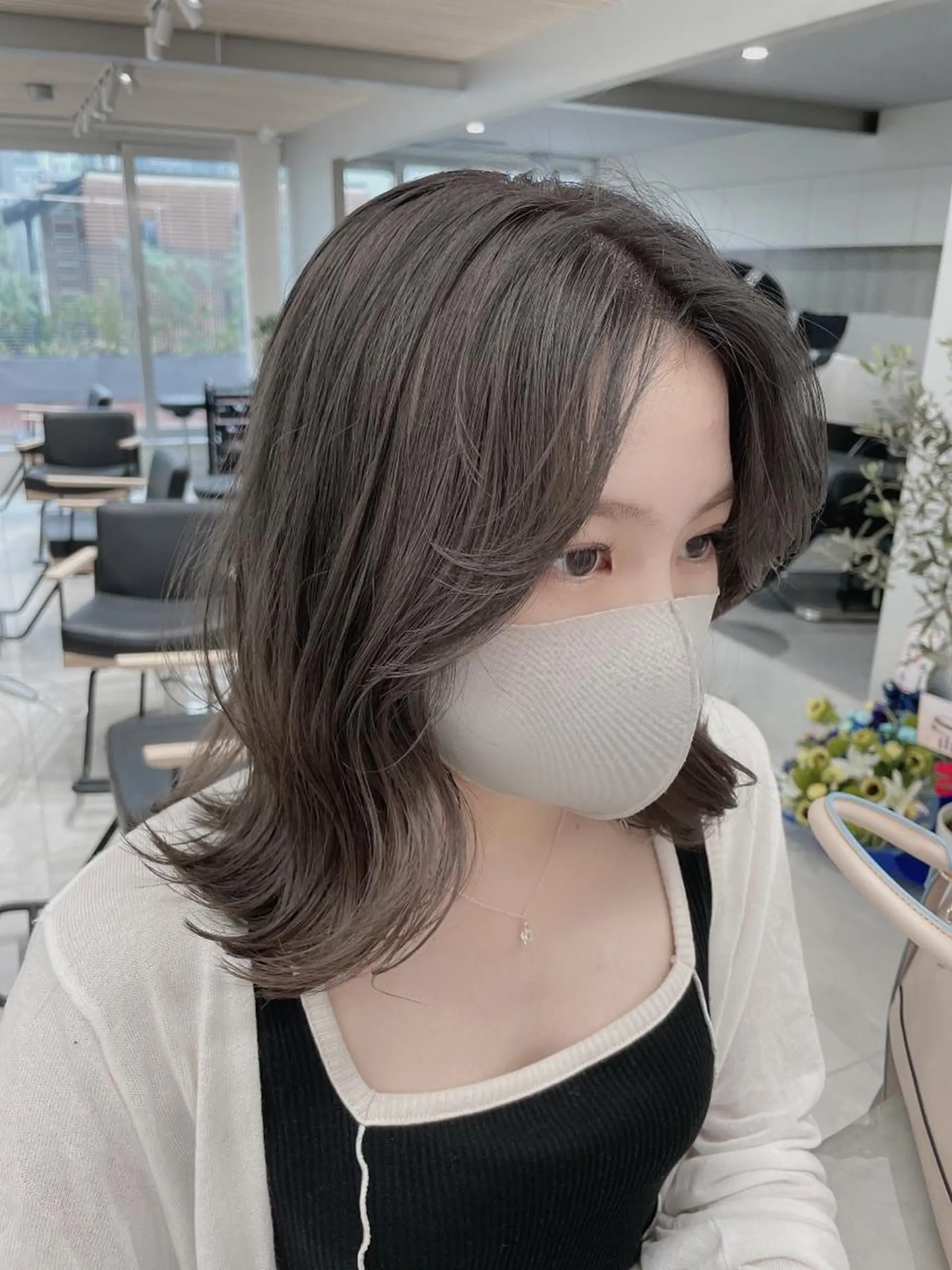 ミディアム カラー レイヤーカット 透明感カラーのヘアスタイル