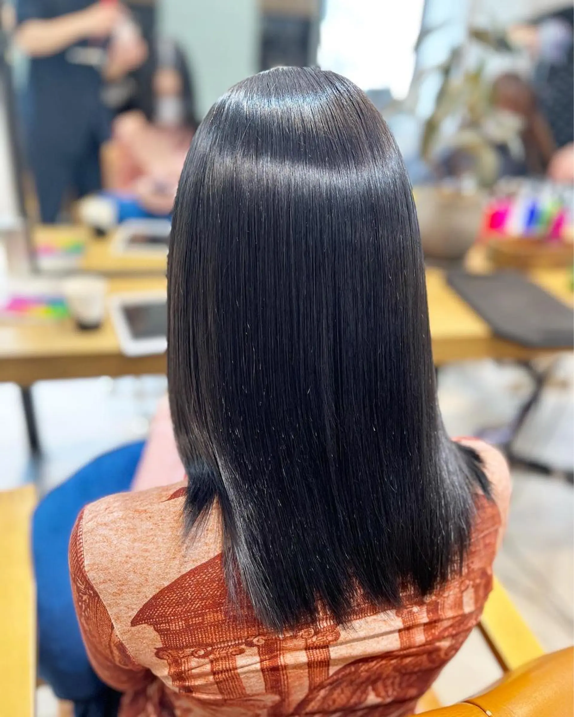 セミロング カット 縮毛矯正 she2新宿所属・✨️極艶髪質改善✖️ クロスパーマ✨のヘアスタイル