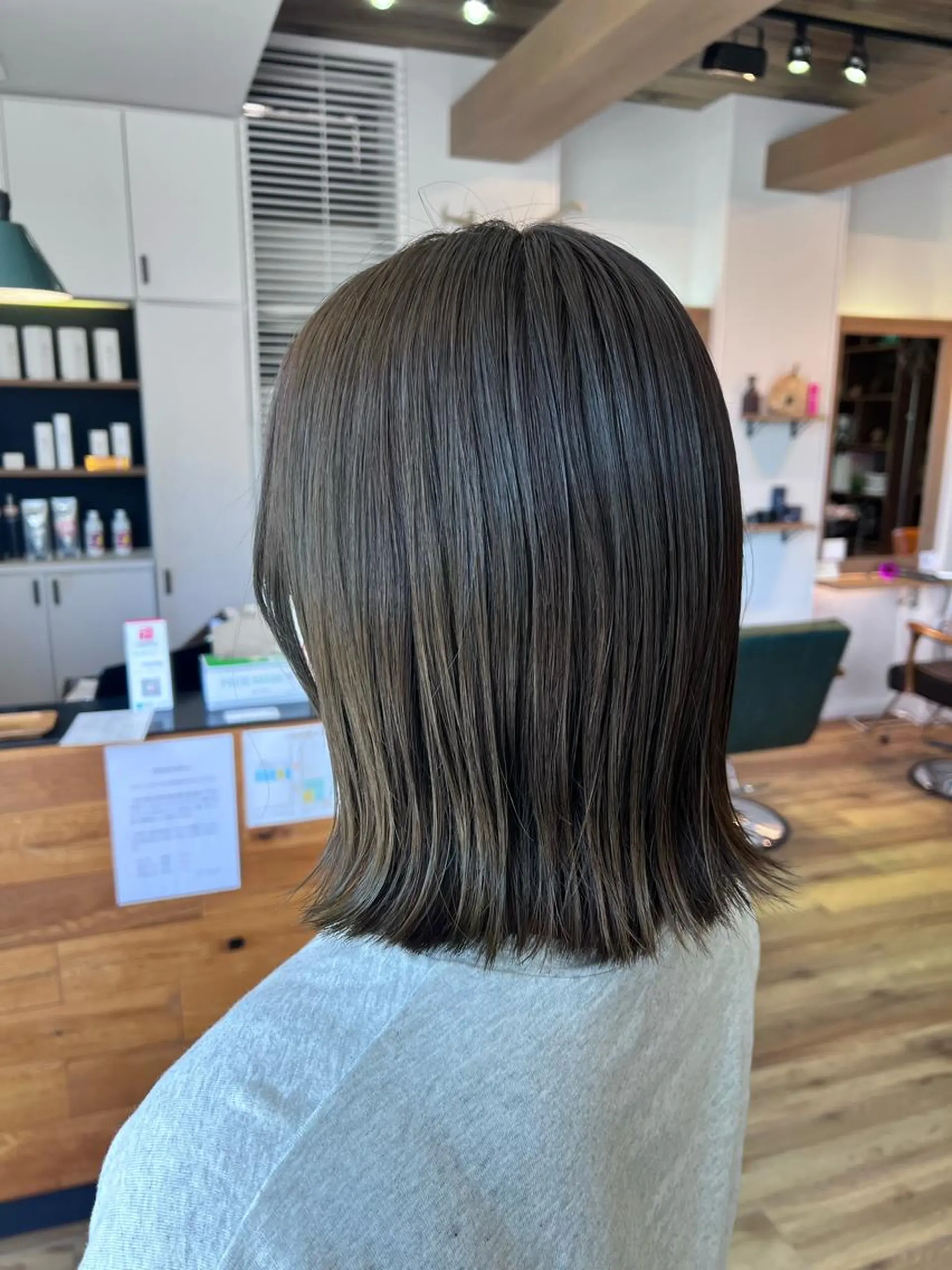 ミディアム カラー グレージュ オリーブグレージュ オリーブグレー ヘアカラー トリートメント ツキダテ ユイのヘアスタイル