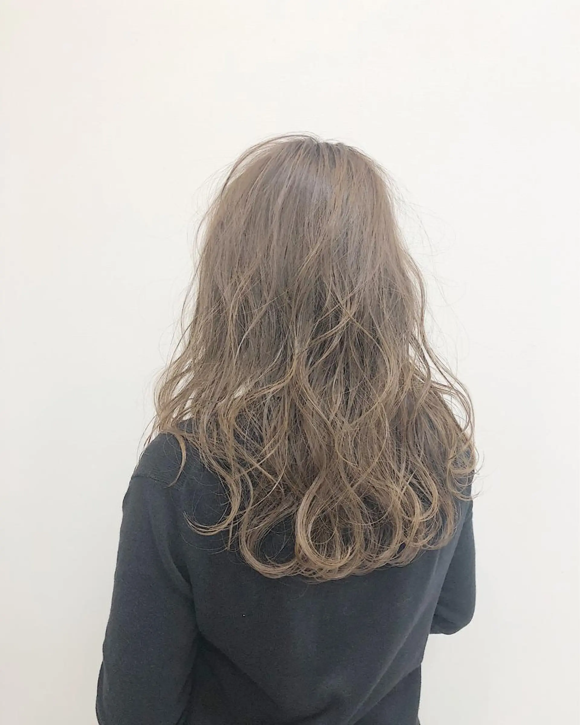 セミロング アッシュ レイヤー×縮毛矯正 深見 拓のヘアスタイル
