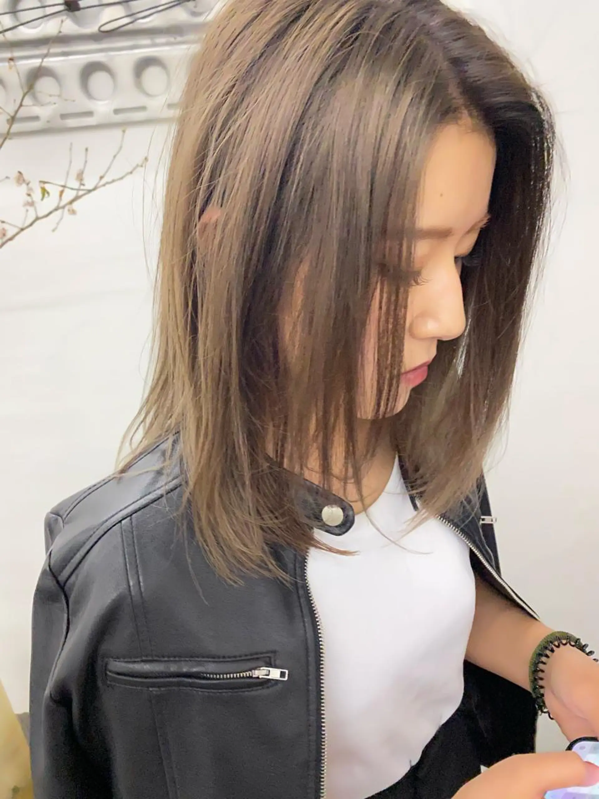 セミロング カラー バレイヤージュ ベージュカラー ブリーチ ケアブリーチ ダブルカラー qiie/ワンカラー インナーカラーのヘアスタイル