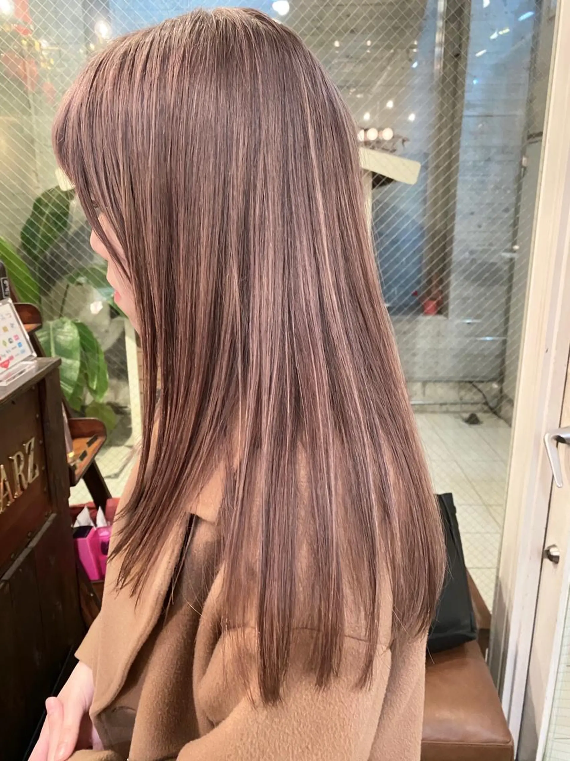 ロング カラー ショコラグレージュ グレージュ 白髪ぼかし×デザイン 🕊️🫧ホウジョウのヘアスタイル