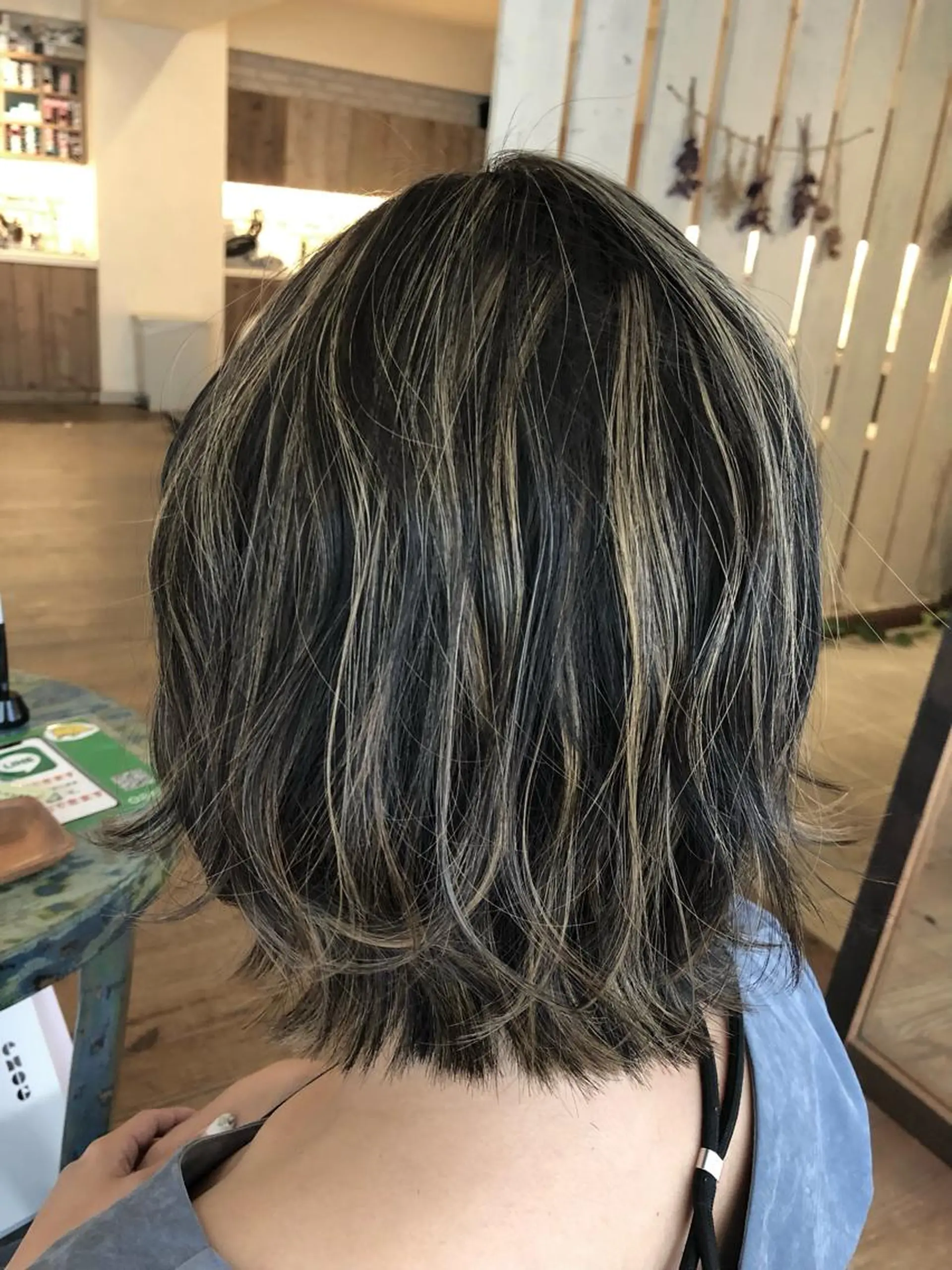 ミディアム カラー アッシュ アッシュグレー ブリーチ ハイライトカラー ハイライト oasis/吉岡 /白髪の悩み解決へのヘアスタイル