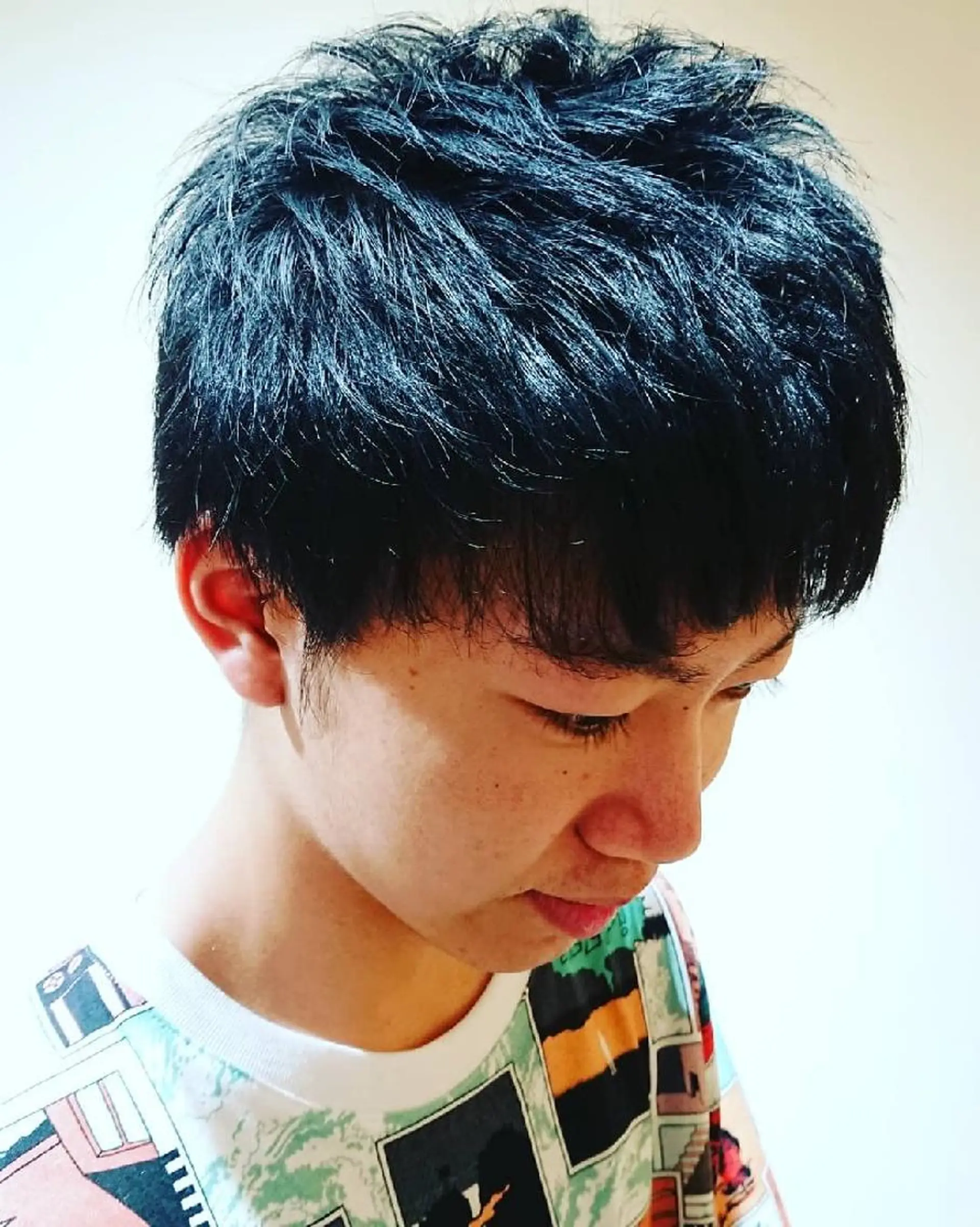 メンズ カラー ブリーチ/ヘアケア/ 艶髪/イギチハルのヘアスタイル