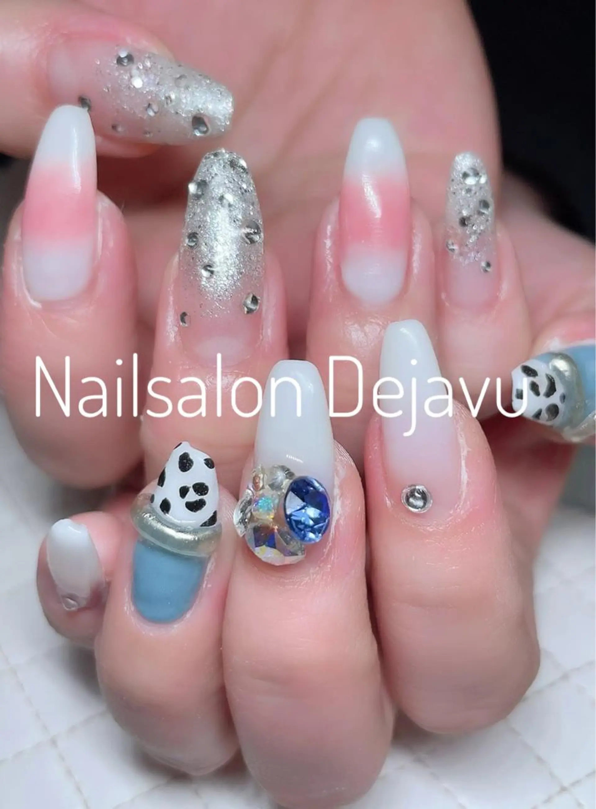 ネイル アートネイル グラデーション ロングネイル ストーンネイル Nail salon Dejavu 🌿のネイルデザイン