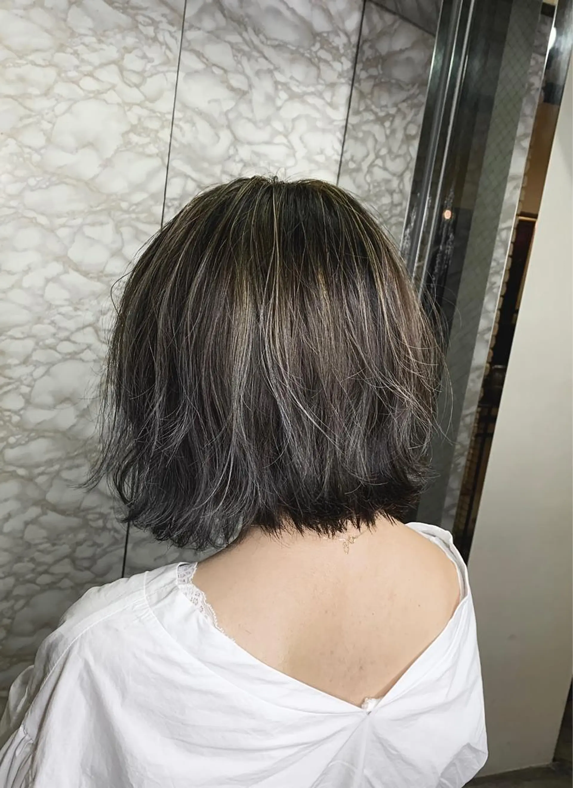 ショート カラー ヘアアレンジ 🌟小顔レイヤー× 赤み消し透明感カラーのヘアスタイル