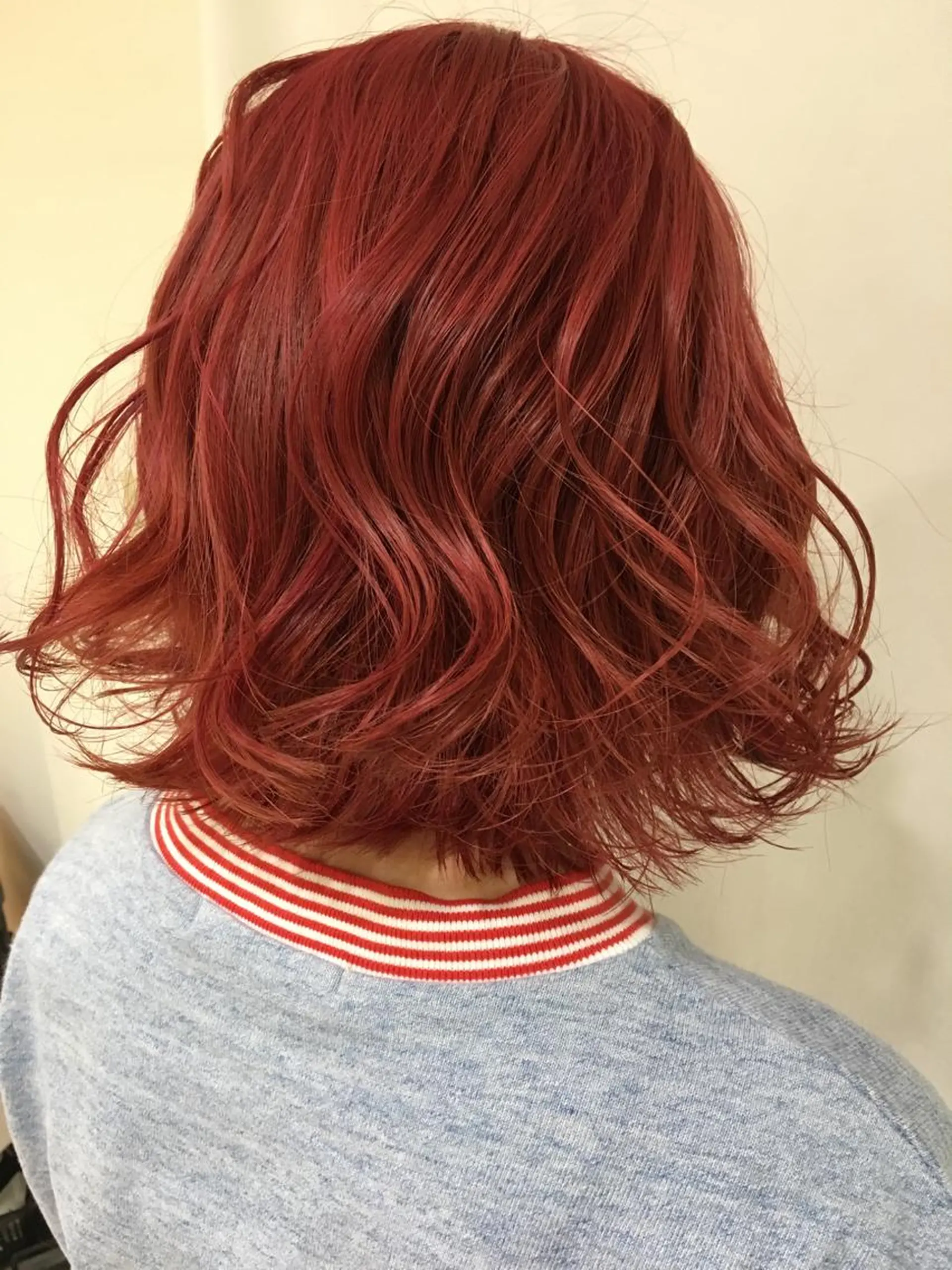 ミディアム カラー パーマ ヘアアレンジ ピンクカラー レッドカラー きむえり/髪質改善 /うねり広がり改善のヘアスタイル