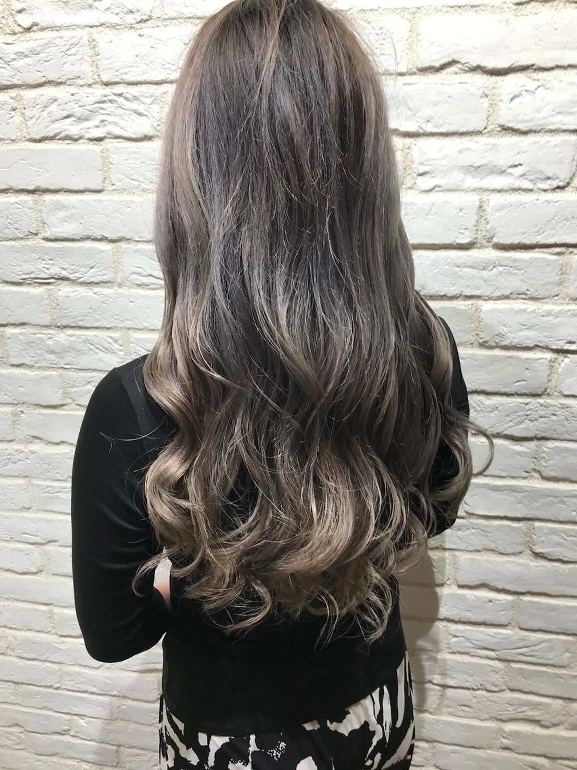 ロング カラー グレージュ UMEDA FIGAROのヘアスタイル