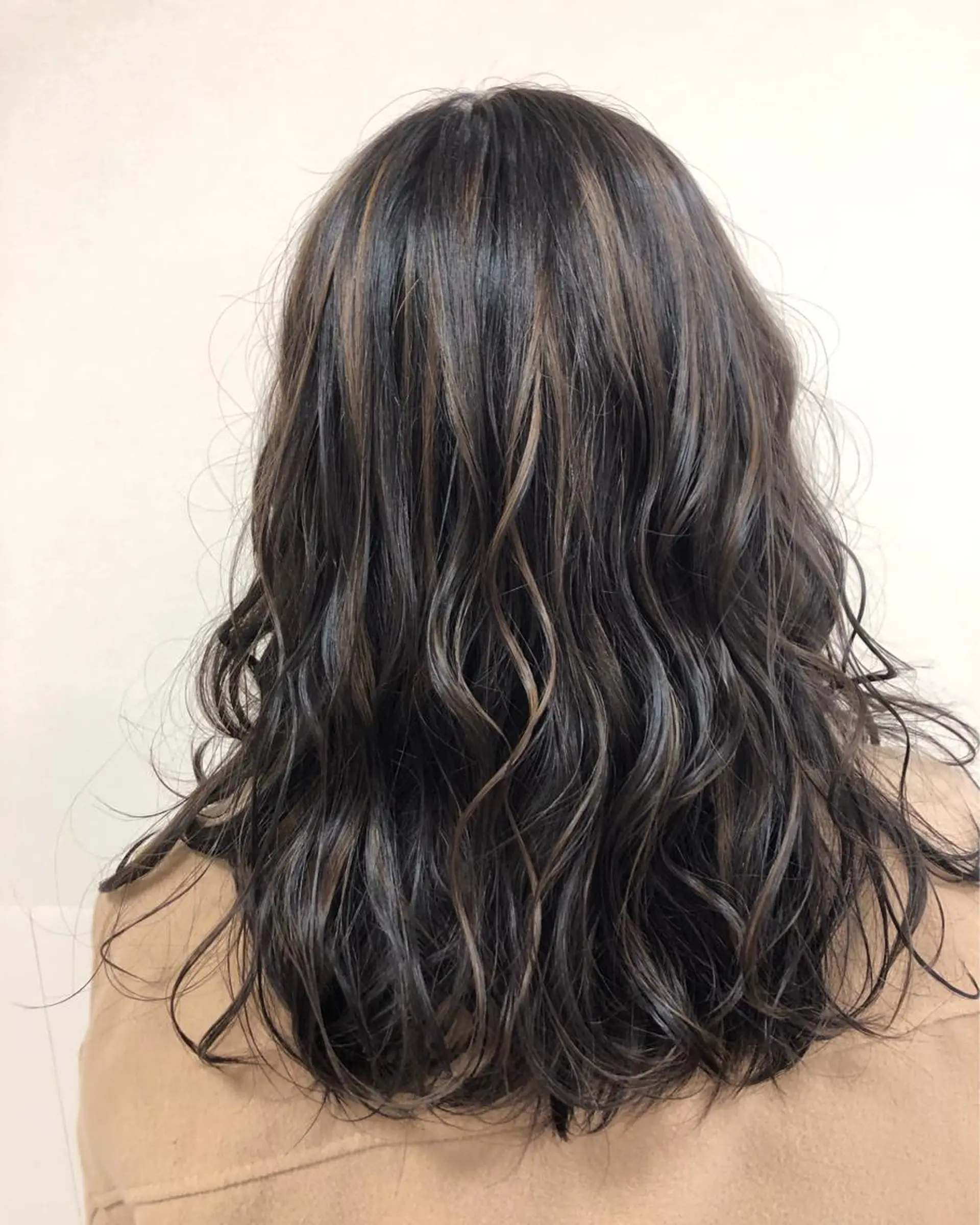 セミロング カラー ヘアアレンジ アッシュ ベージュカラー 透明感カラー グレージュ ハイライトカラー enurk店 🍋 M I K U  *のその他イメージ