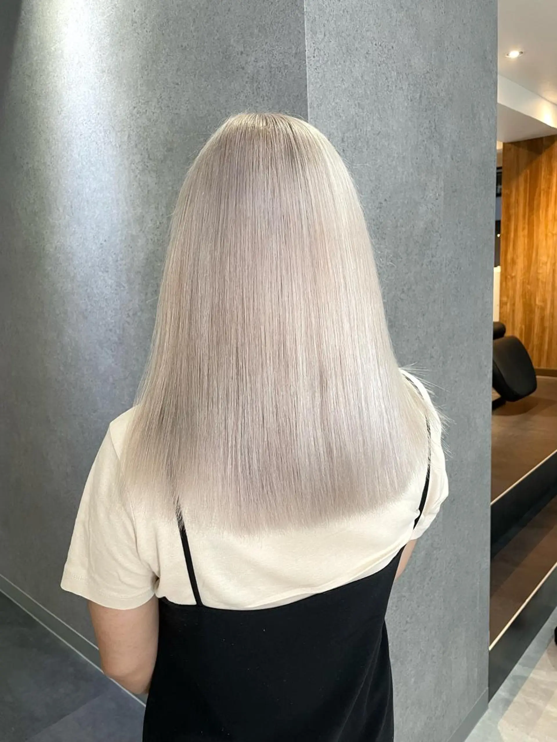 セミロング カラー アッシュ ベージュカラー ブリーチ ケアブリーチ ダブルカラー KEISUKE🐶 カラー✨エクステのヘアスタイル