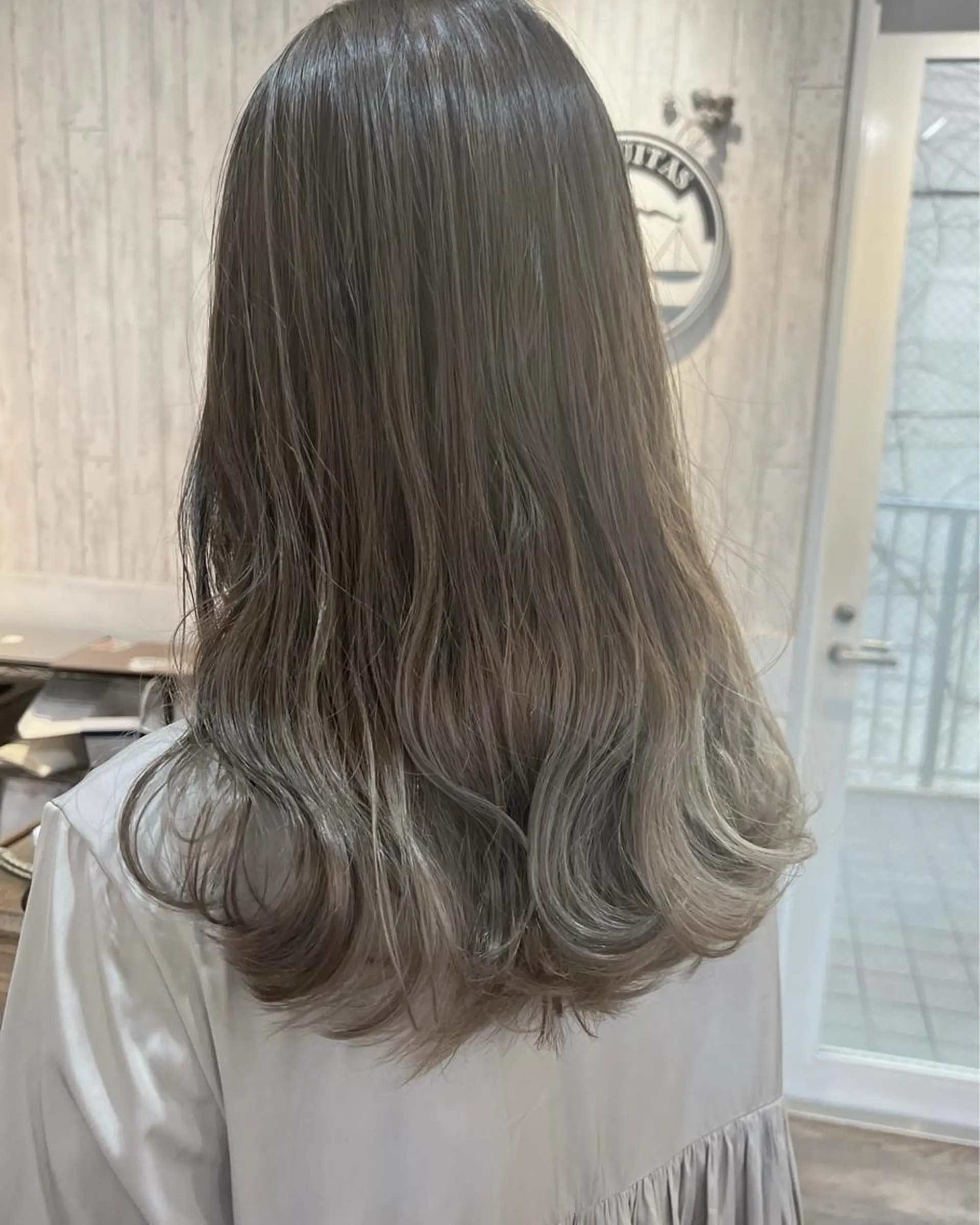 ロング カラー ダブルカラー イヤリングカラー ハイライトカラー イルミナカラー インナーカラー ヘアカラー トリートメント ヘッドスパ 初めてでも失敗しない 透明感カラー　Miiのヘアスタイル