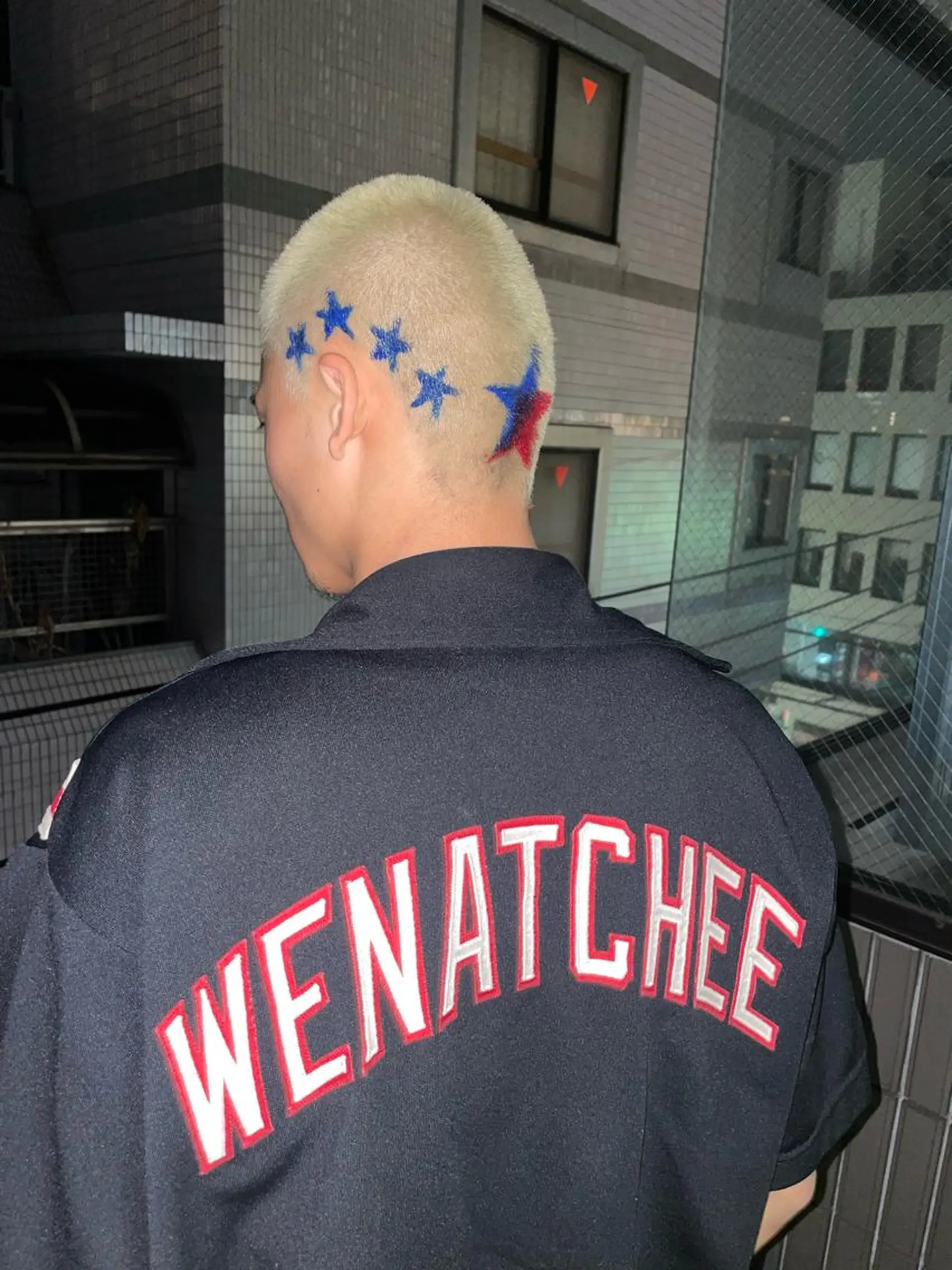 ショート カラー メンズ メンズバレイヤージュ メンズブリーチ センターパート フェードカット メンズハイライト カット ヘアカラー スパイラルパーマ 🌐hina⭐️のヘアスタイル