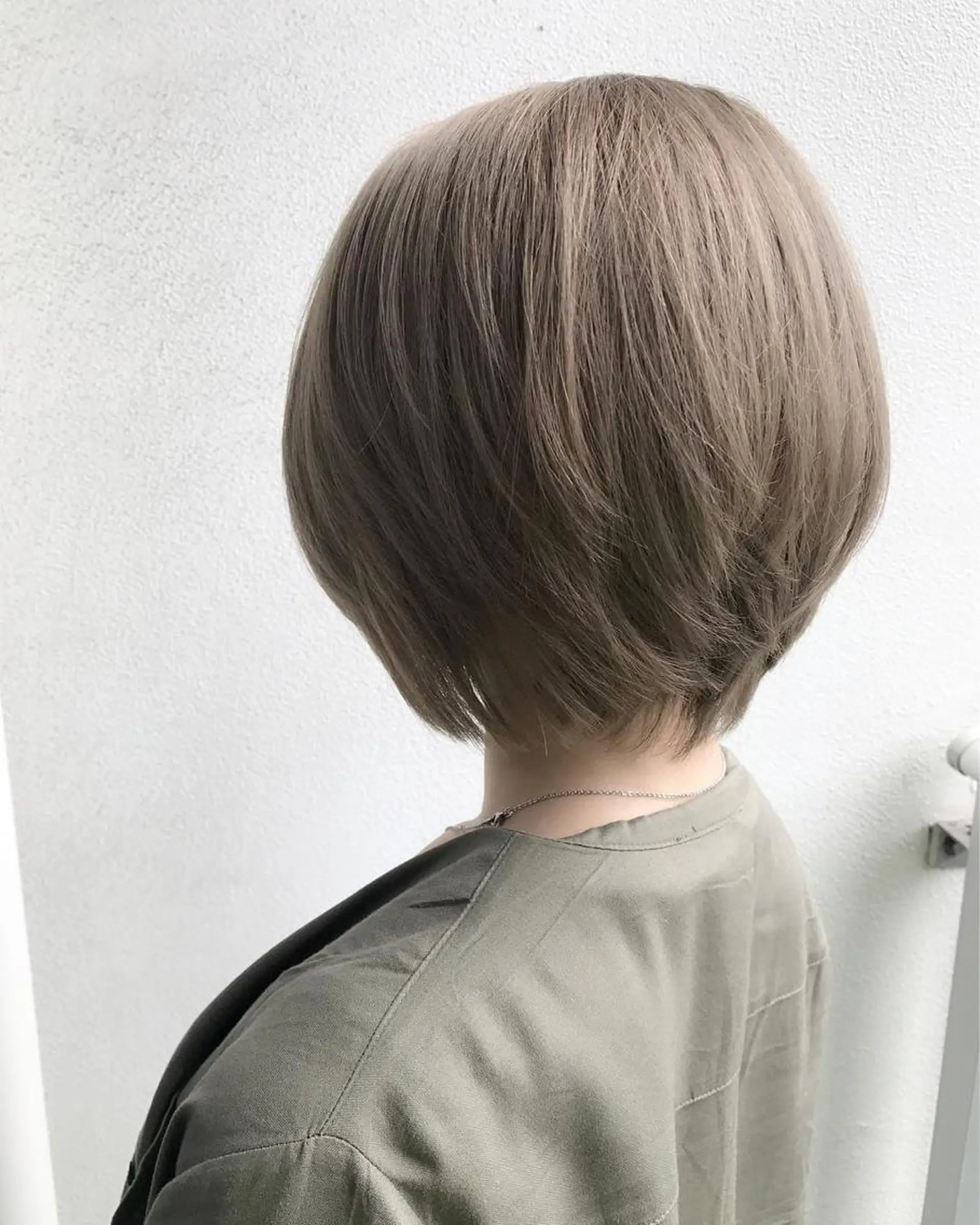 ショート カラー アッシュ ベージュカラー ボブ 福西 洋斗のヘアスタイル